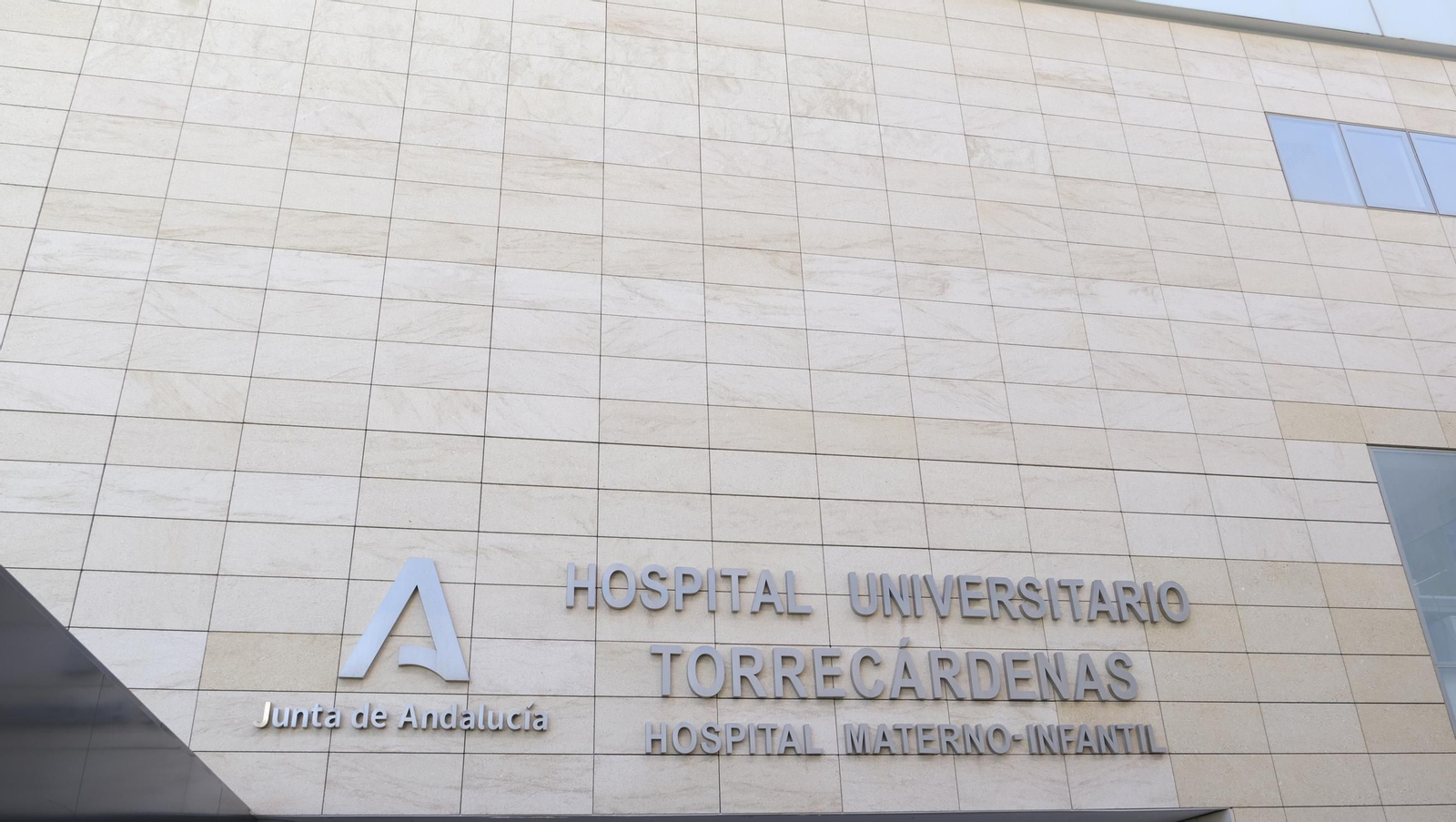 Visita del Consejero de Salud, Antonio Sanz, al nuevo edificio de consultas externas del Hospital Torrecárdenas, en imágenes