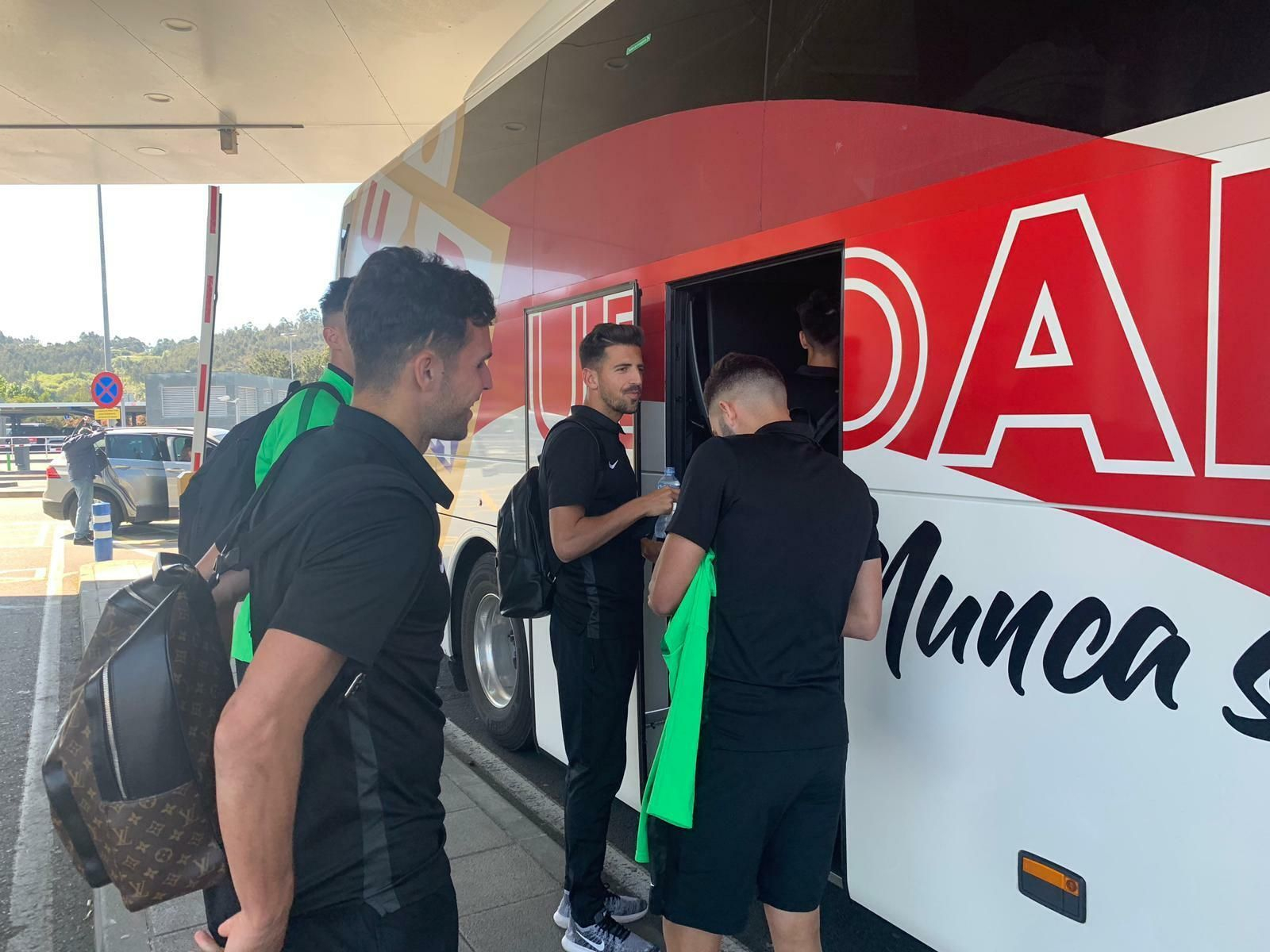 Los jugadores se suben al autocar en La Coruña rumbo a Lugo.