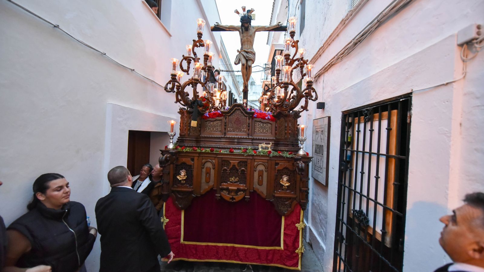 Fotos del Martes Santos en Tarifa: Santisimo Cristo de la Salud y Nuestra Señora de los Dolores