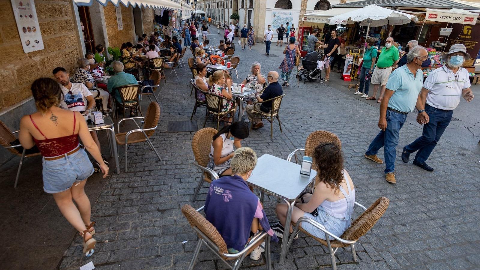 Una terraza llena junto al Mercado de Abastos.