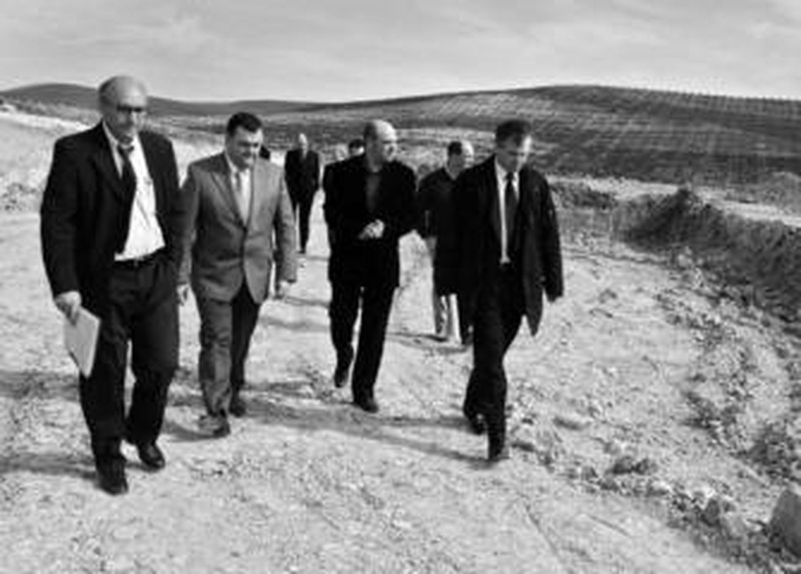 Los responsables de la firma francesa, junto al alcalde y al delegado de Agricultura, en una visita reciente.