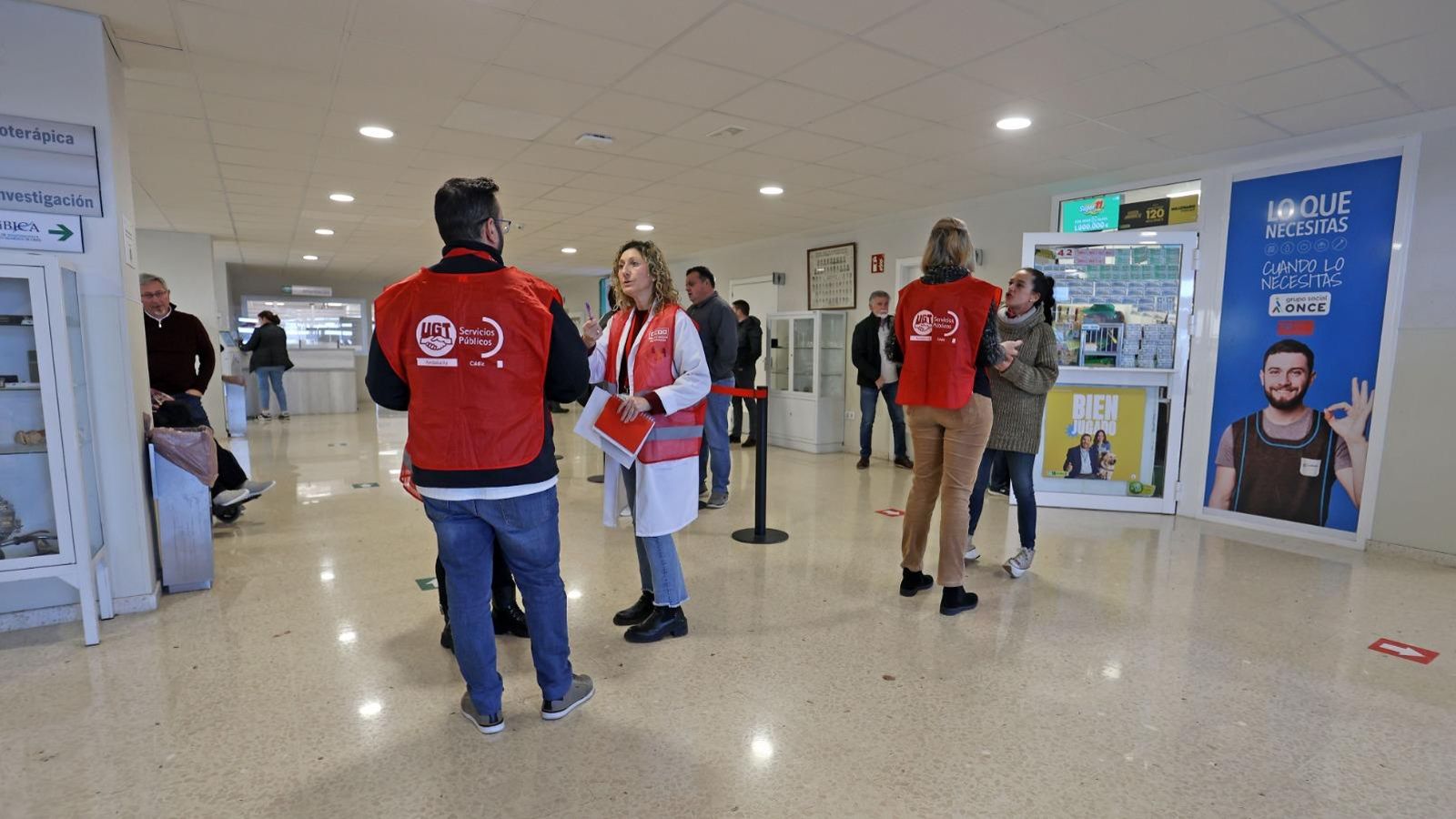 SATSE, CSIF, CCOO y UGT recogen firmas en el Hospital de Jerez. SATSE, CSIF, CCOO y UGT recogen firmas en el Hospital de Jerez.