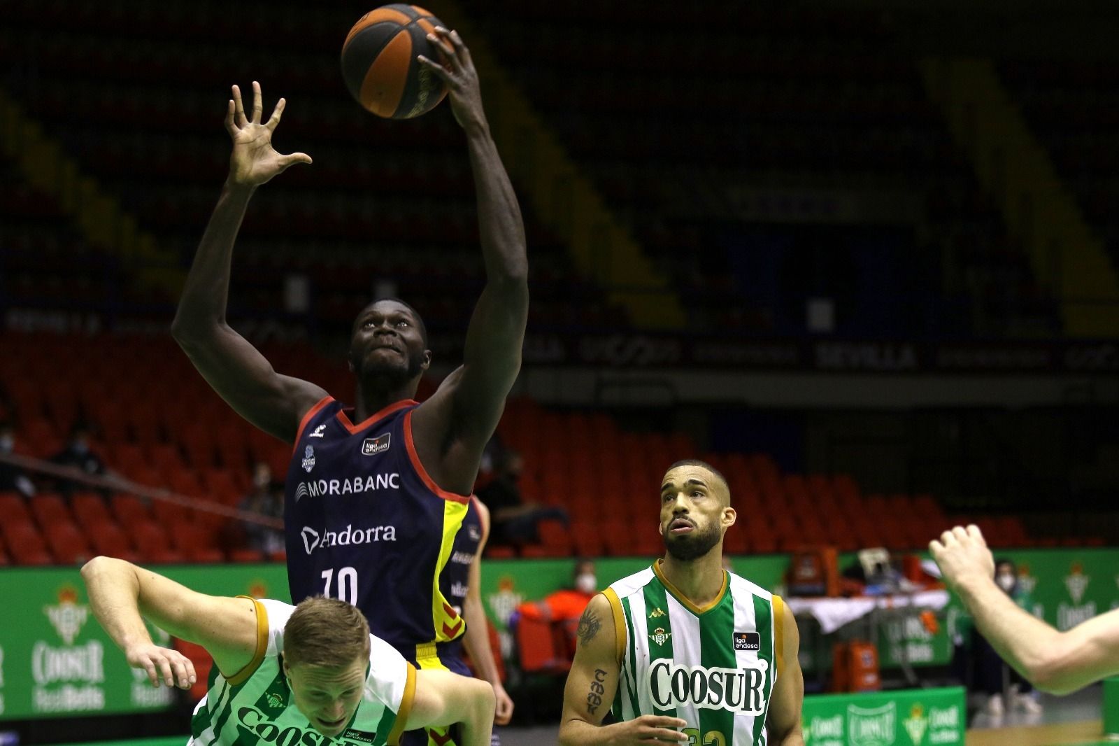 Malik Dime coge un rebote en su etapa con el Andorra.