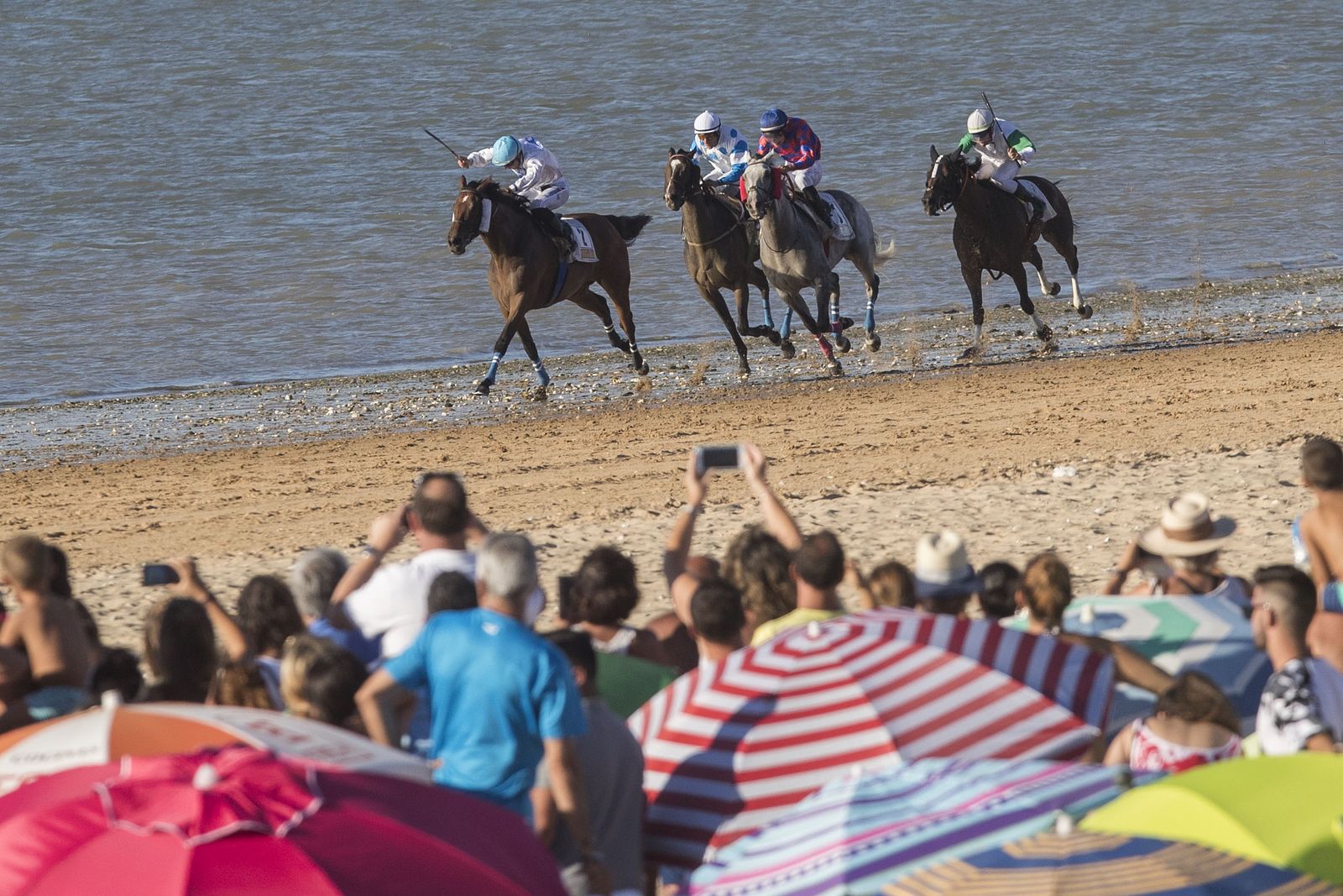 Caballos en la playa y muchos aficionados en la última jornada del primer ciclo de carreras en Sanlúcar de Barrameda.