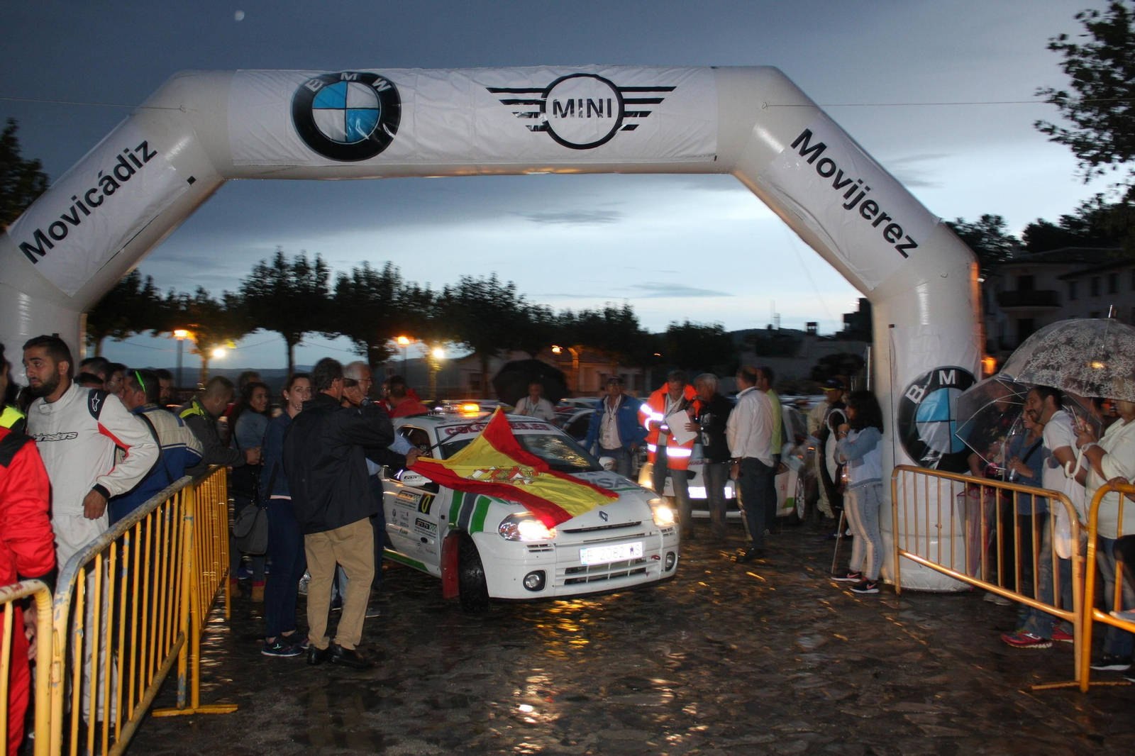 Banderazo al coche cero, en la ceremonia de salida de anoche en Grazalema.