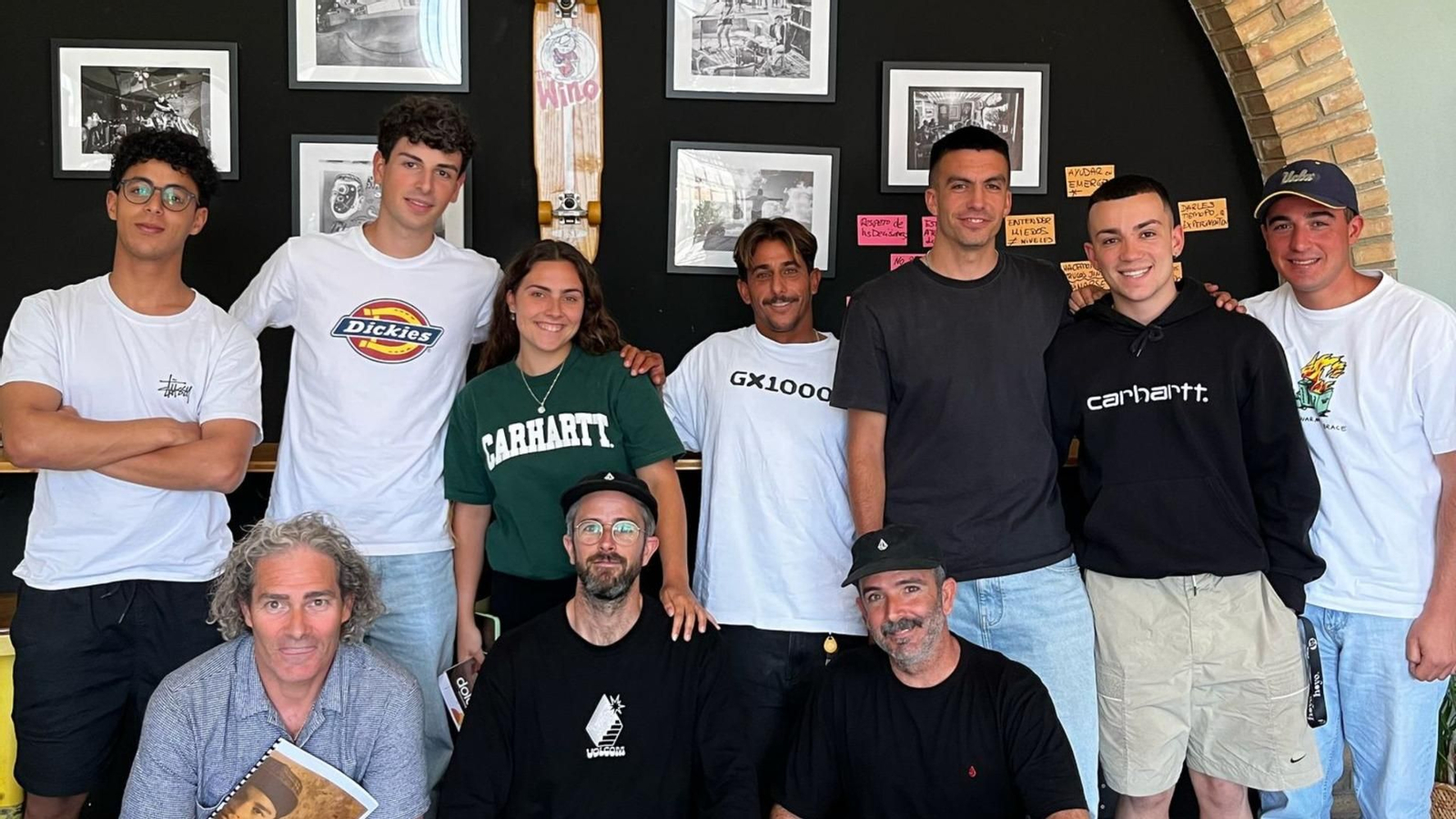 Personal y alumnos posan el La Bodega Skate Center de Jerez, adherida al programa europeo “Skateboarding Beyond”