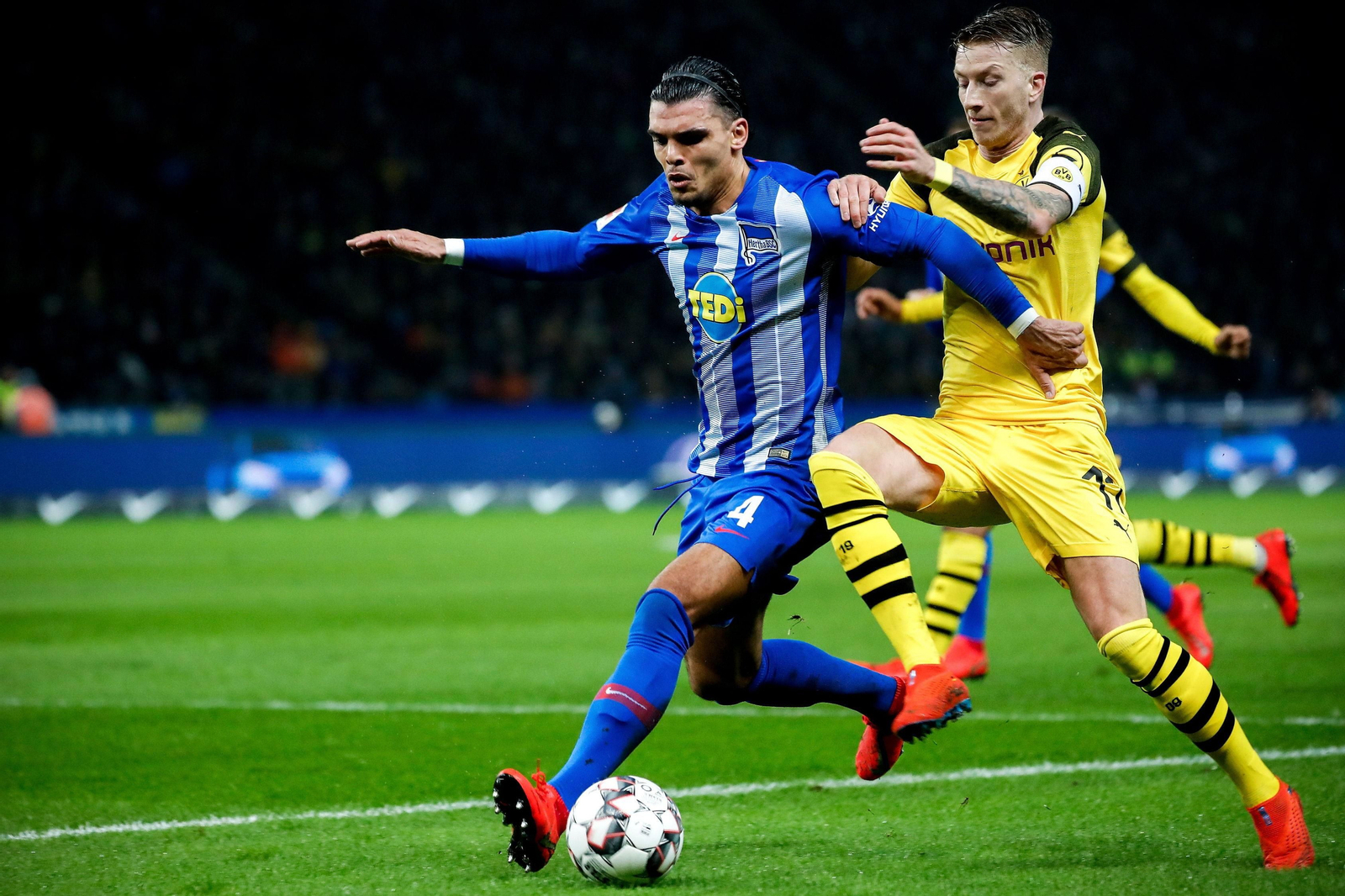 Rekik, en un partido de la pasada temporada contra el Borussia Dortmund.