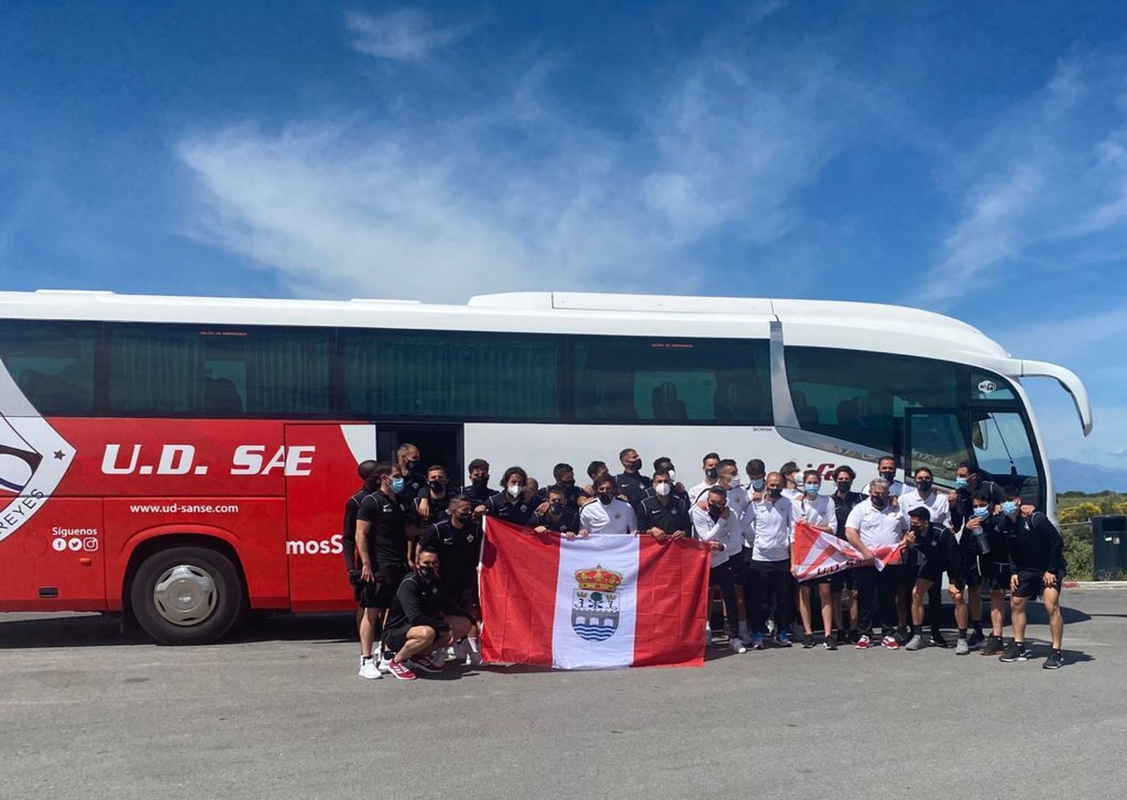 La expedición del Sanse, antes de emprender el viaje en autocar.