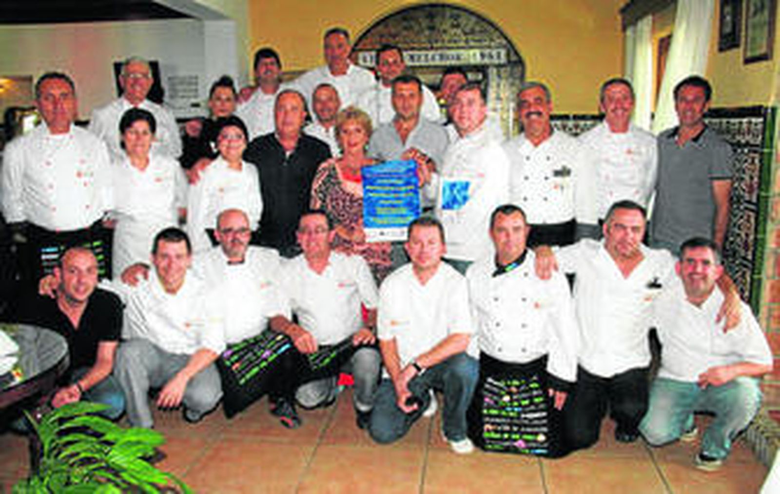 La cantante María Jiménez, en el centro de la foto, acompañó a los cocineros en la presentación del cartel.