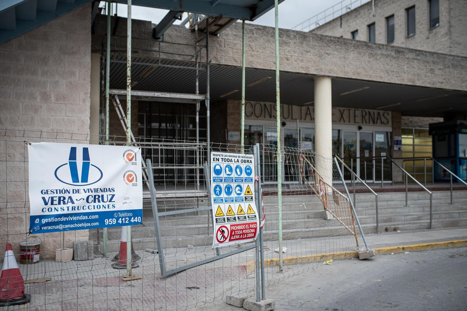 Vallas de protección de las obras que se están acometiendo en el hospital.