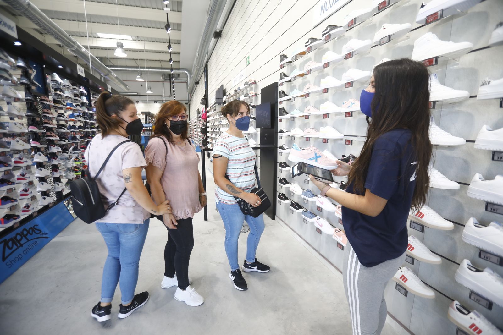 Día de apertura en el parque comercial Los Patios de Azahara de Córdoba, en imágenes