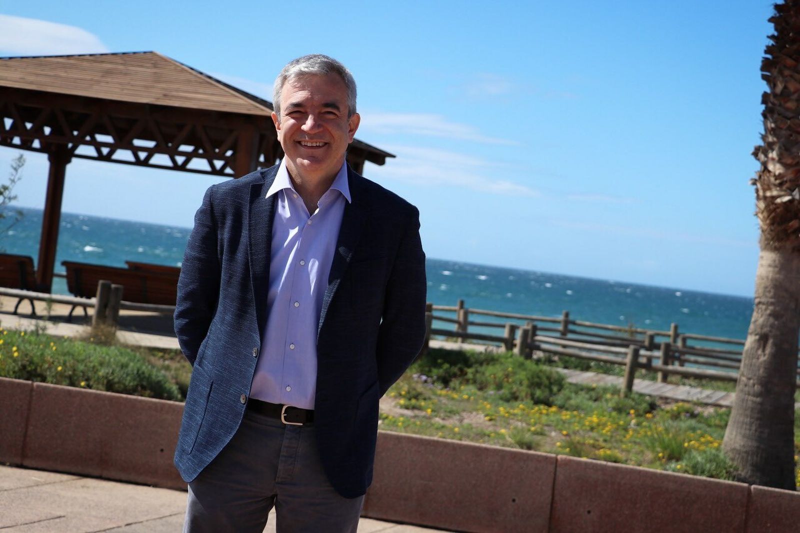 Luis Garicano junto a la Plaza del Mar en El Toyo