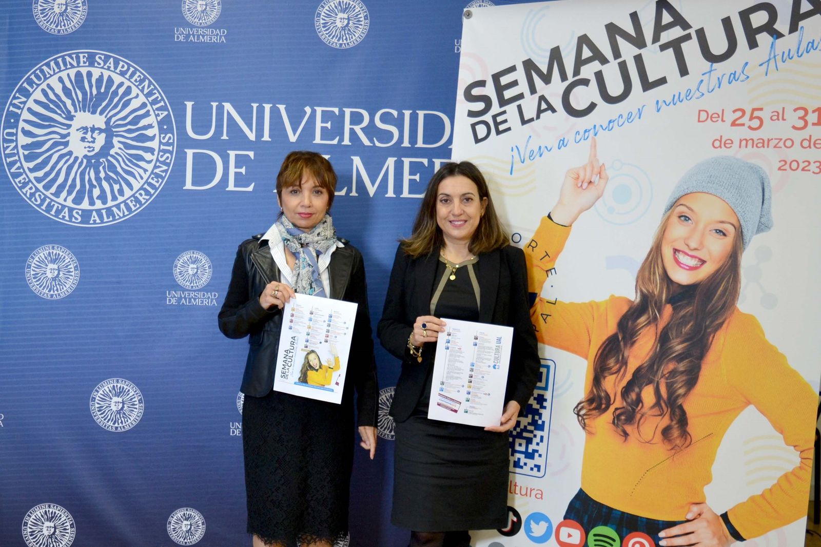 María del Mar Ruiz, vicerrectora de Extensión Universitaria y Comunicación con Elisa Alvarez, del  Secretariado de Gestión y Promoción.