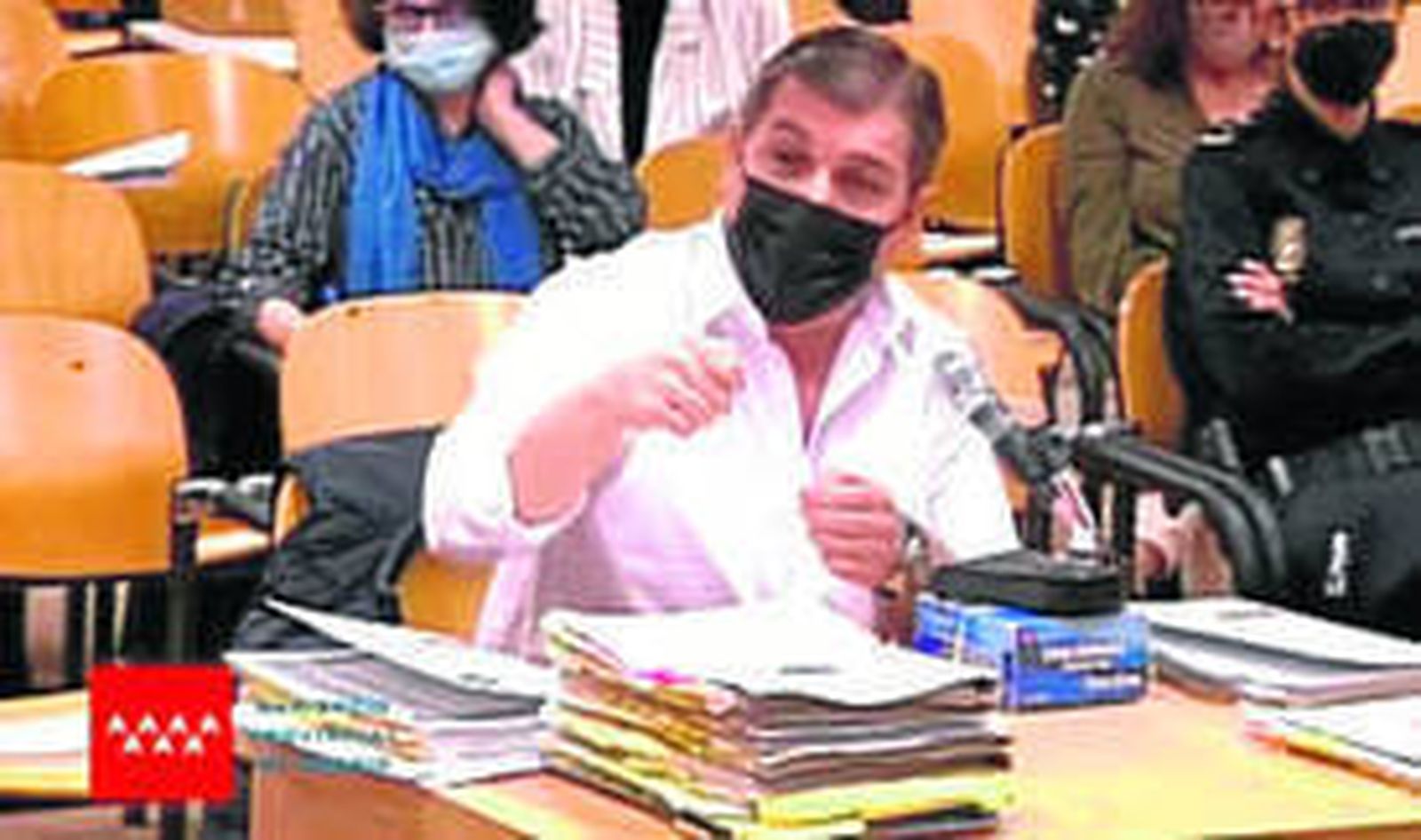 Captura de vídeo que muestra al acusado César Román mientras declara.