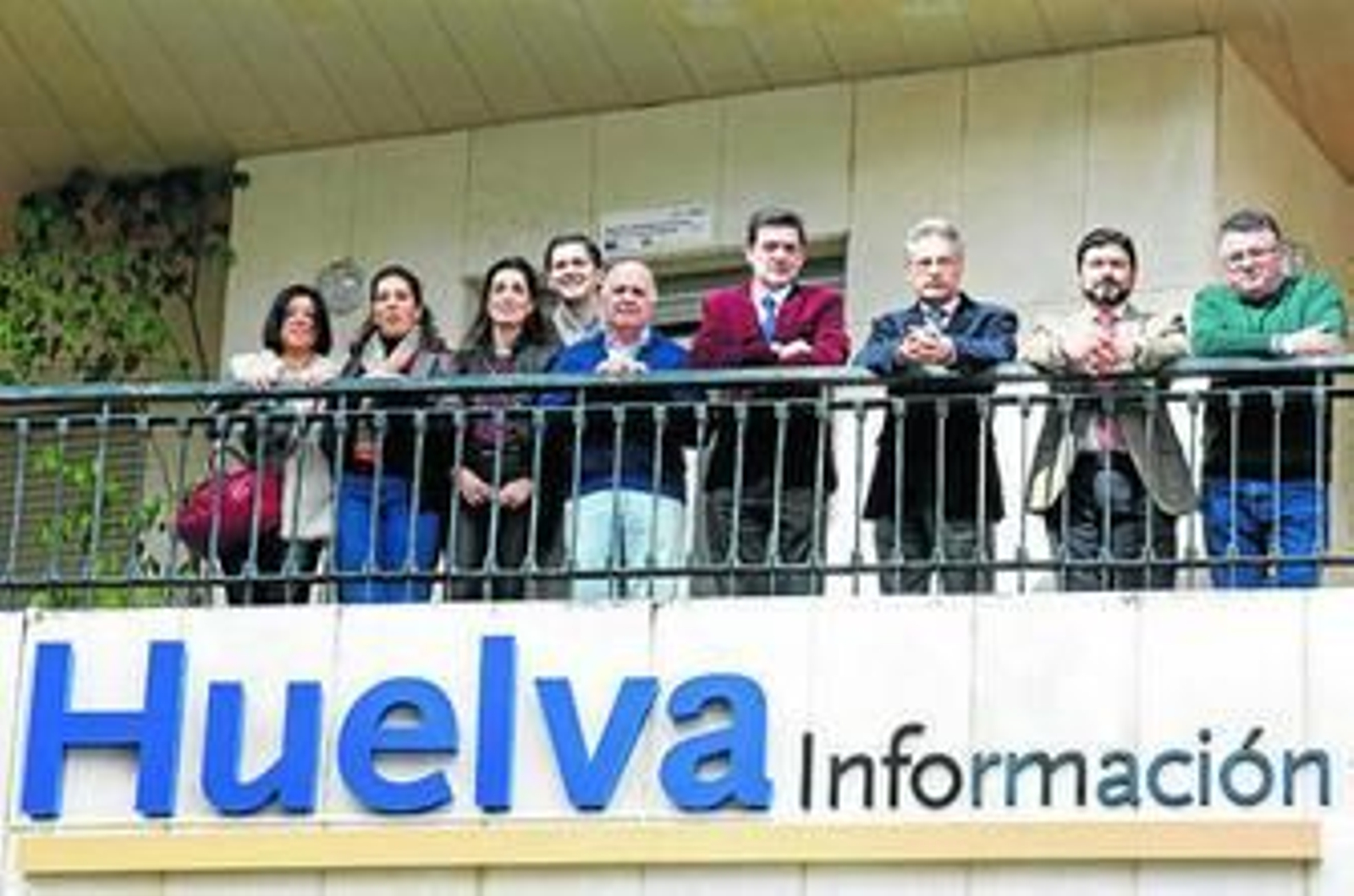 Redactores y colaboradores en el balcón de 'Huelva Información'.