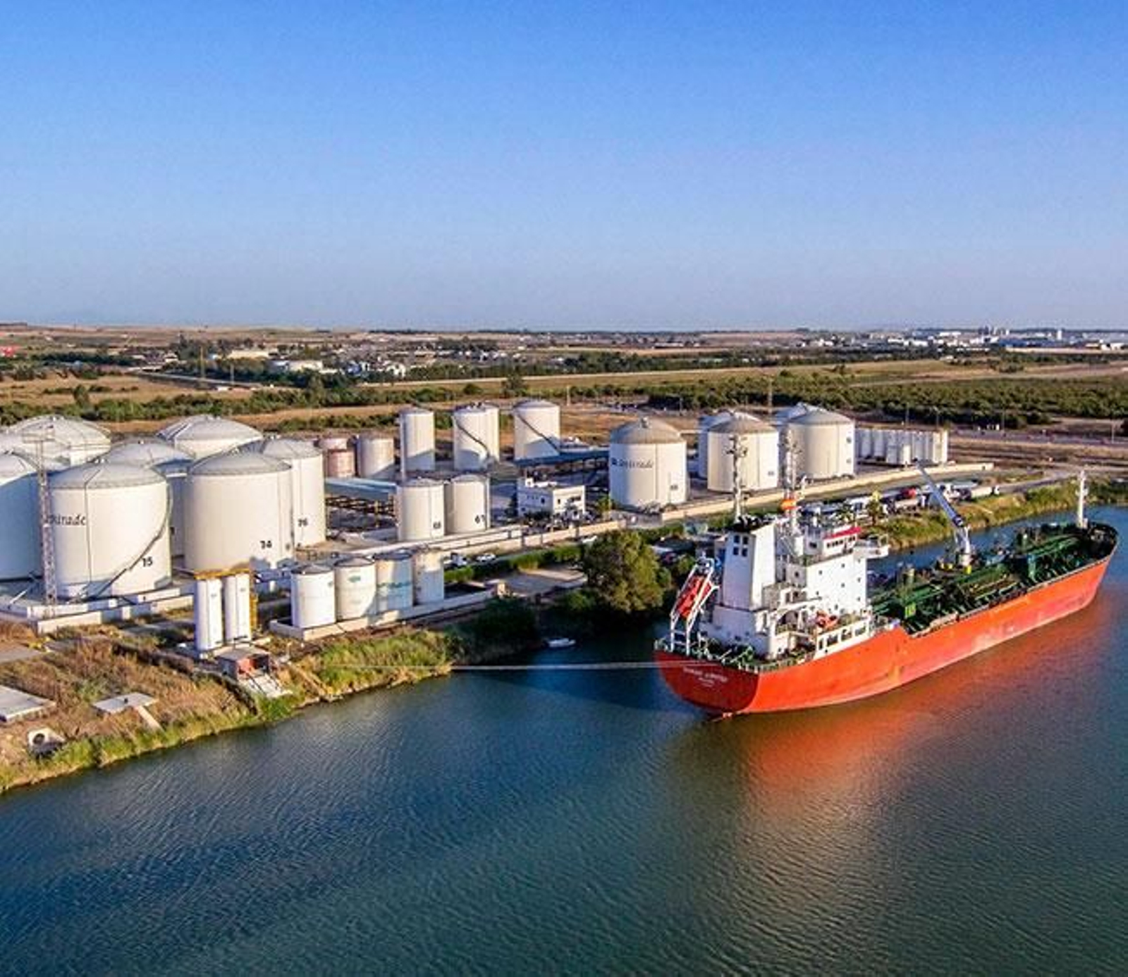 Vista aérea de la terminal de líquidos de Sevitrade en el recinto portuario hispalense.