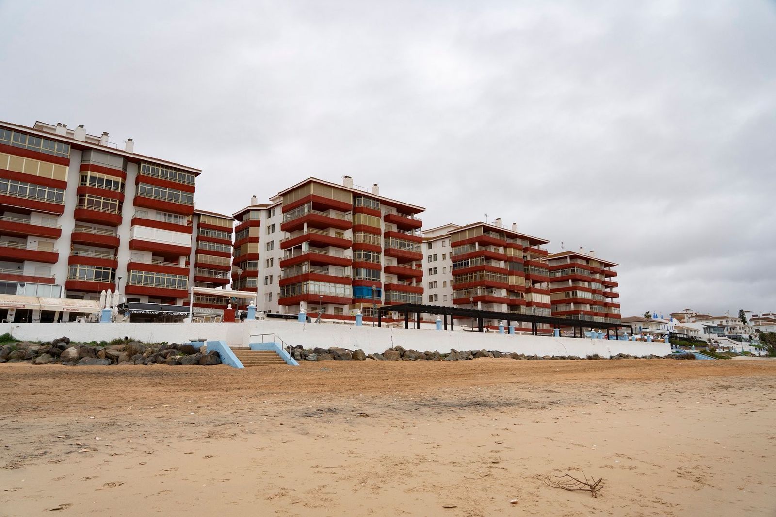Viviendas en primera línea del Paseo Marítimo de Matalascañas.