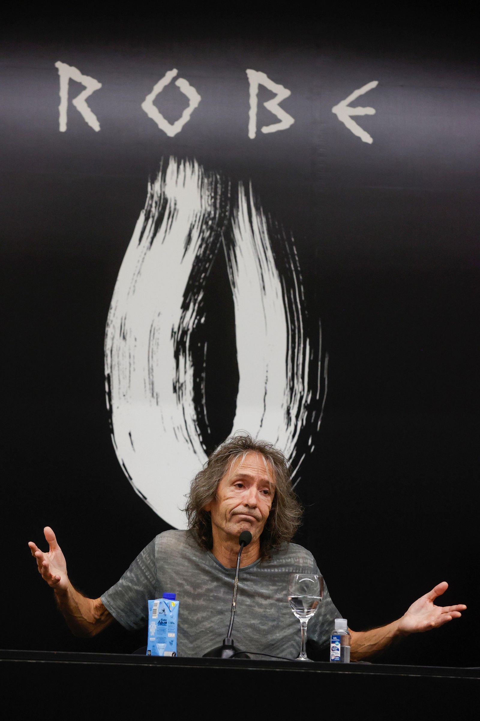 Robe Iniesta, en otro momento de su rueda de prensa.