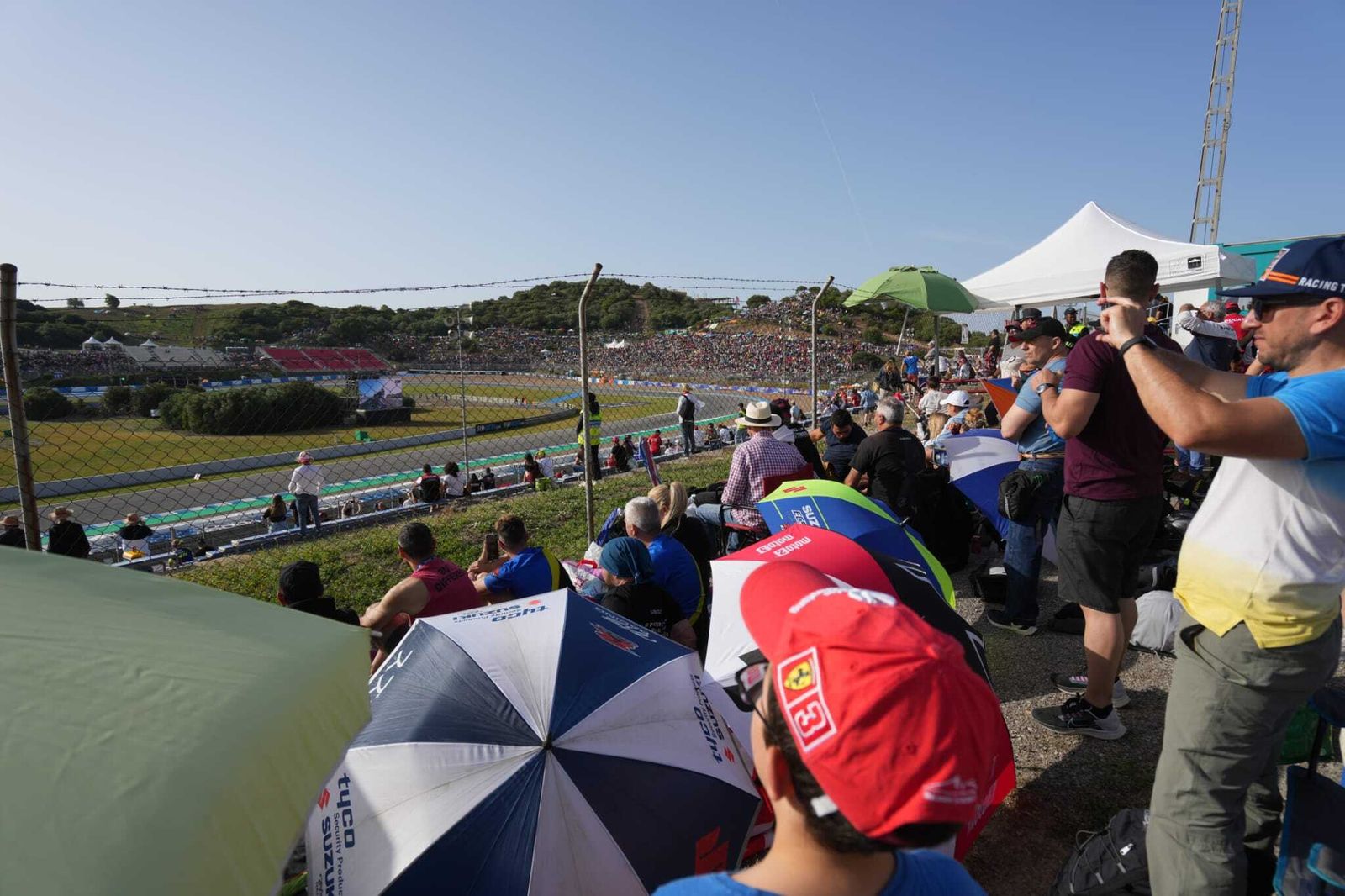 Neveras, cerveza muy fría y sombrillas para combatir al calor en el Gran Premio de España en Jerez