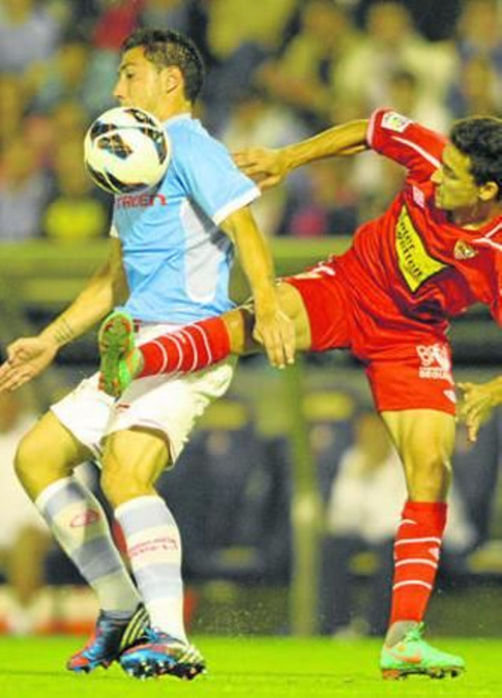 Jesús Navas intenta arrebatar el balón a Roberto Lago.