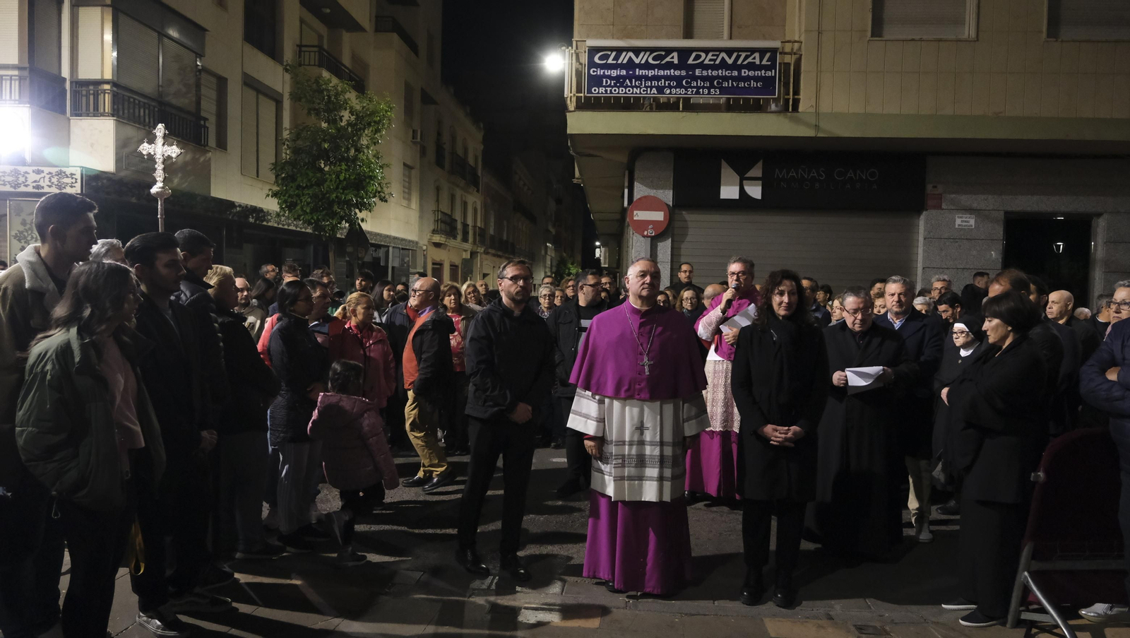 Procesión del Vía Crucis-Cristo de la Escucha en Almería, en imágenes