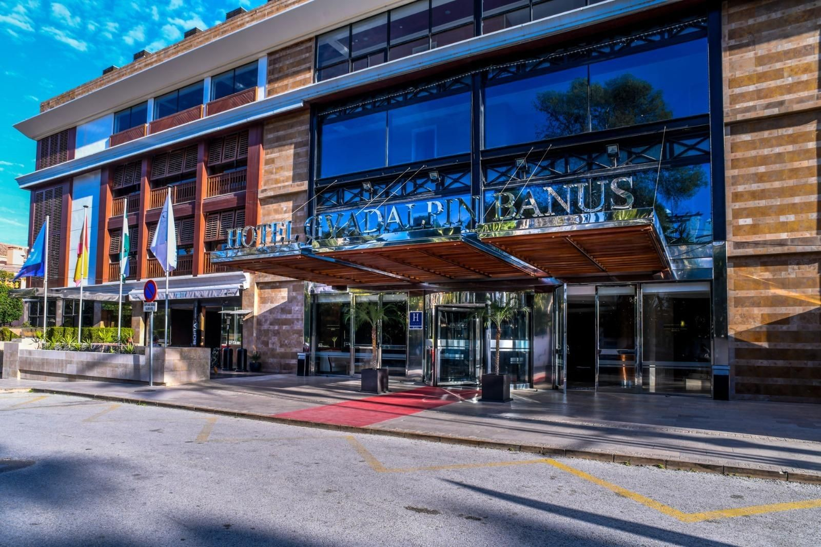 La entrada principal del hotel Guadalpín Banús.