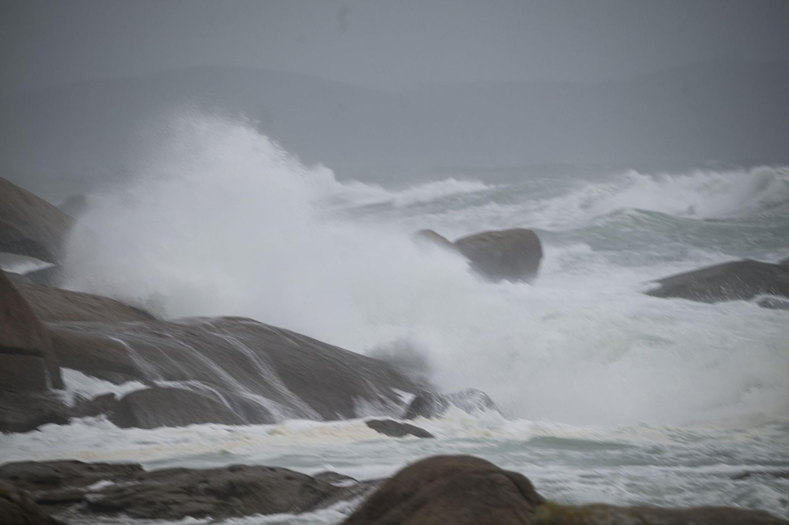 Las impresionantes olas que provoca Herminia en la costa norte de España