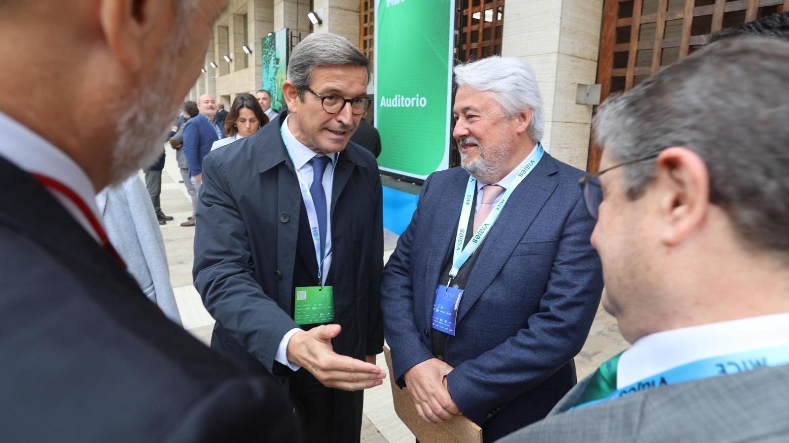 Paradela dialoga con algunos de los participantes en el Congreso Nacional de Hidrógeno.