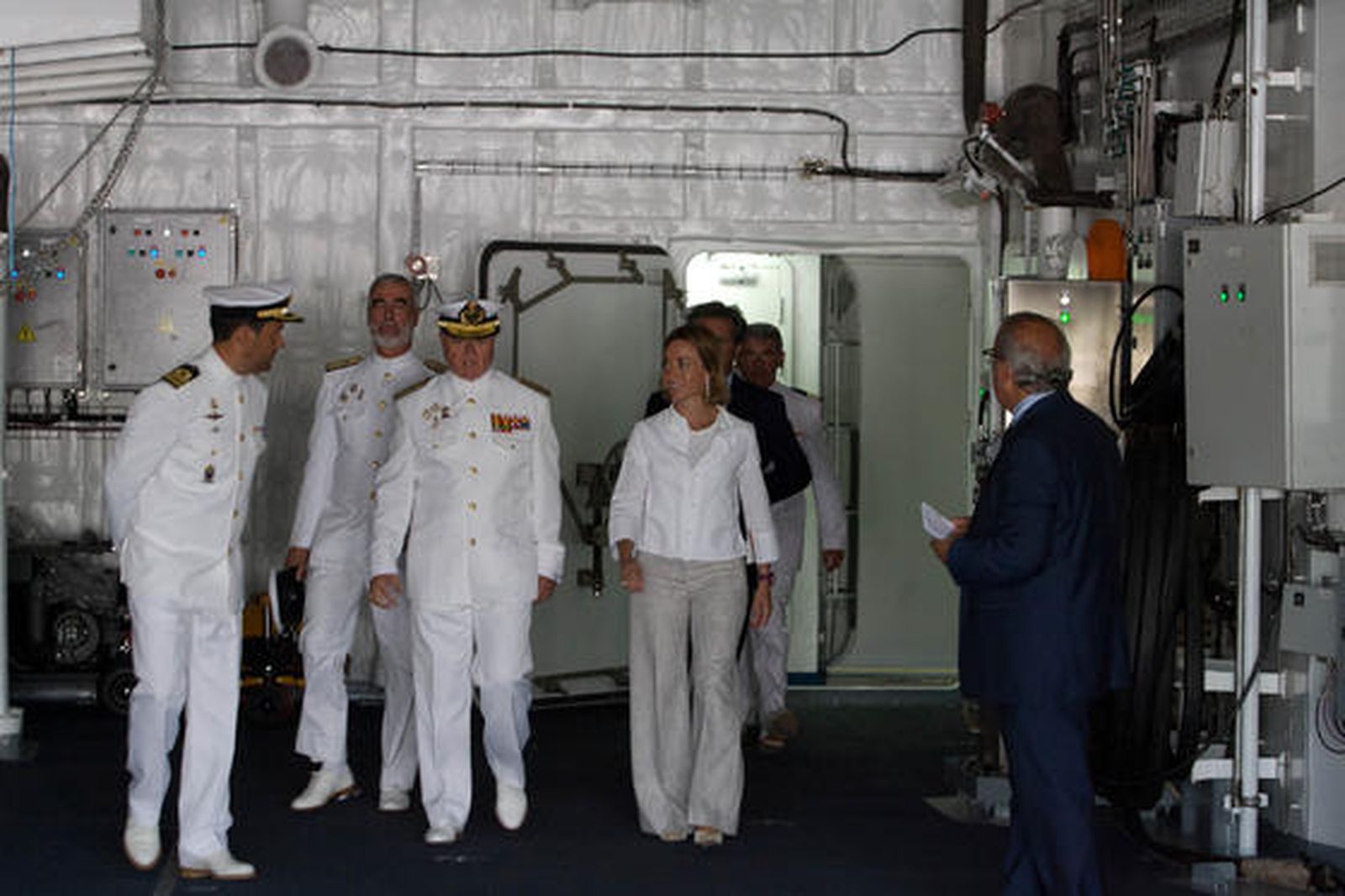 La ministra Chacón inaugura el muelle 4 de la base de Rota y preside la entrega del BAM ´Meteoro´

Foto: Borja Benjumeda