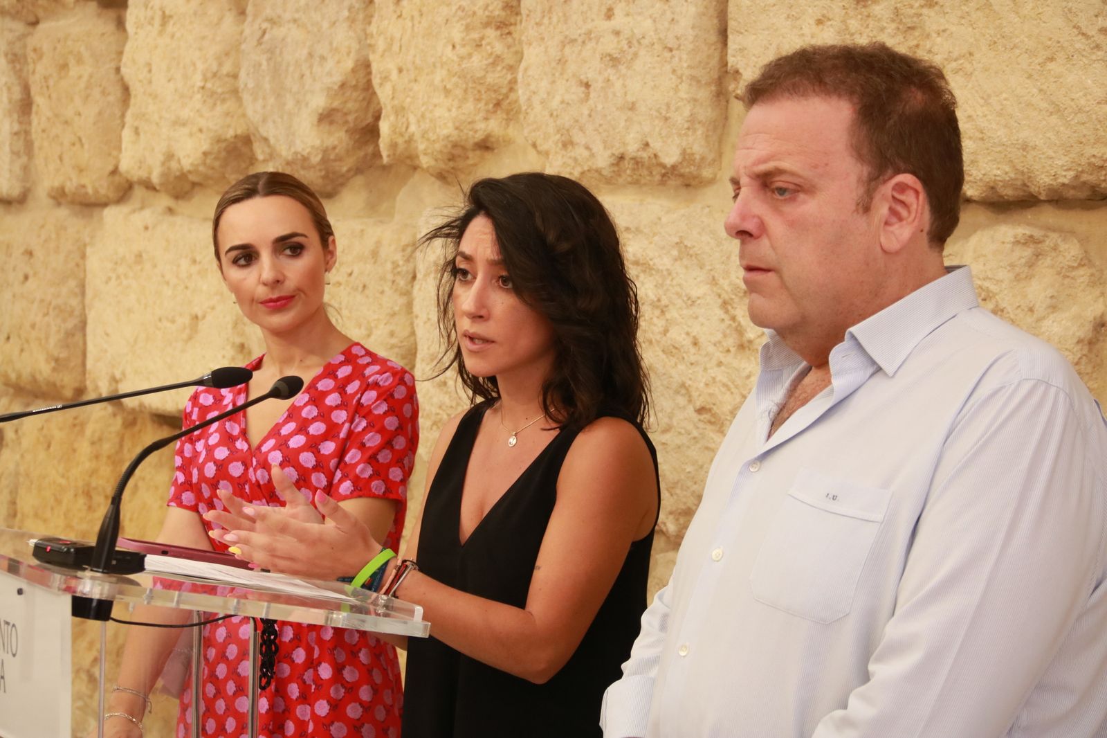 Cintia Bustos explica los acuerdos de la Junta de Gobierno entre Narci Ruiz y Julián Urbano.