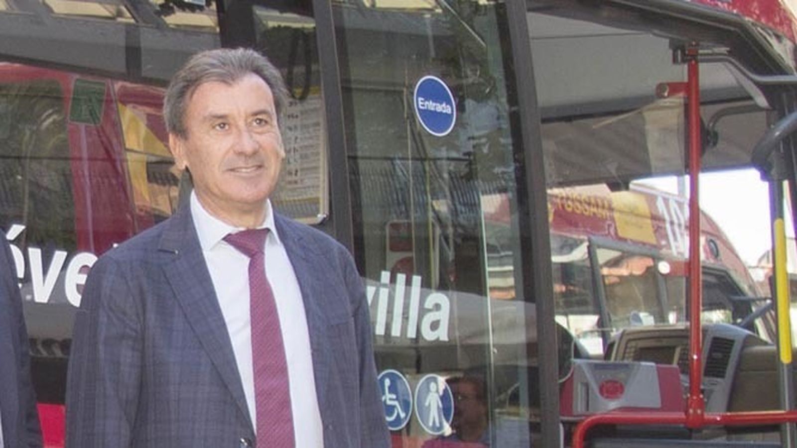 Francisco Arteaga, ante un autobús de Tussam.