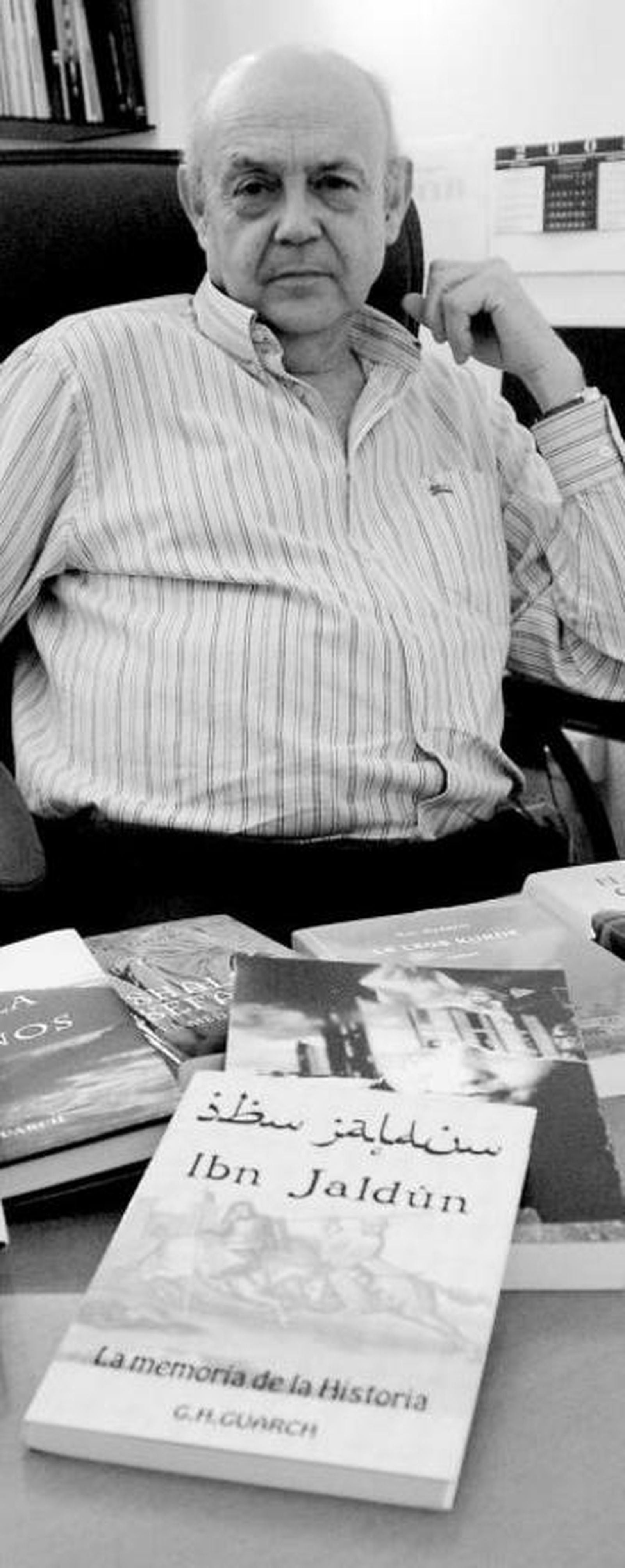 Gonzalo Hernández Guarch junto a su último libro en su despacho.