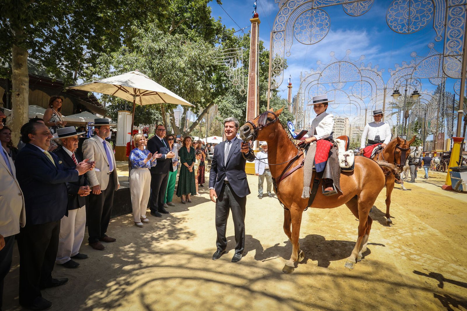 Cayetano Martínez de Irujo, durante la entrega de premios, junto a la alcaldesa, María José García-Pelayo; y el consejero de Turismo, Cultura y Deporte, Arturo Bernal.