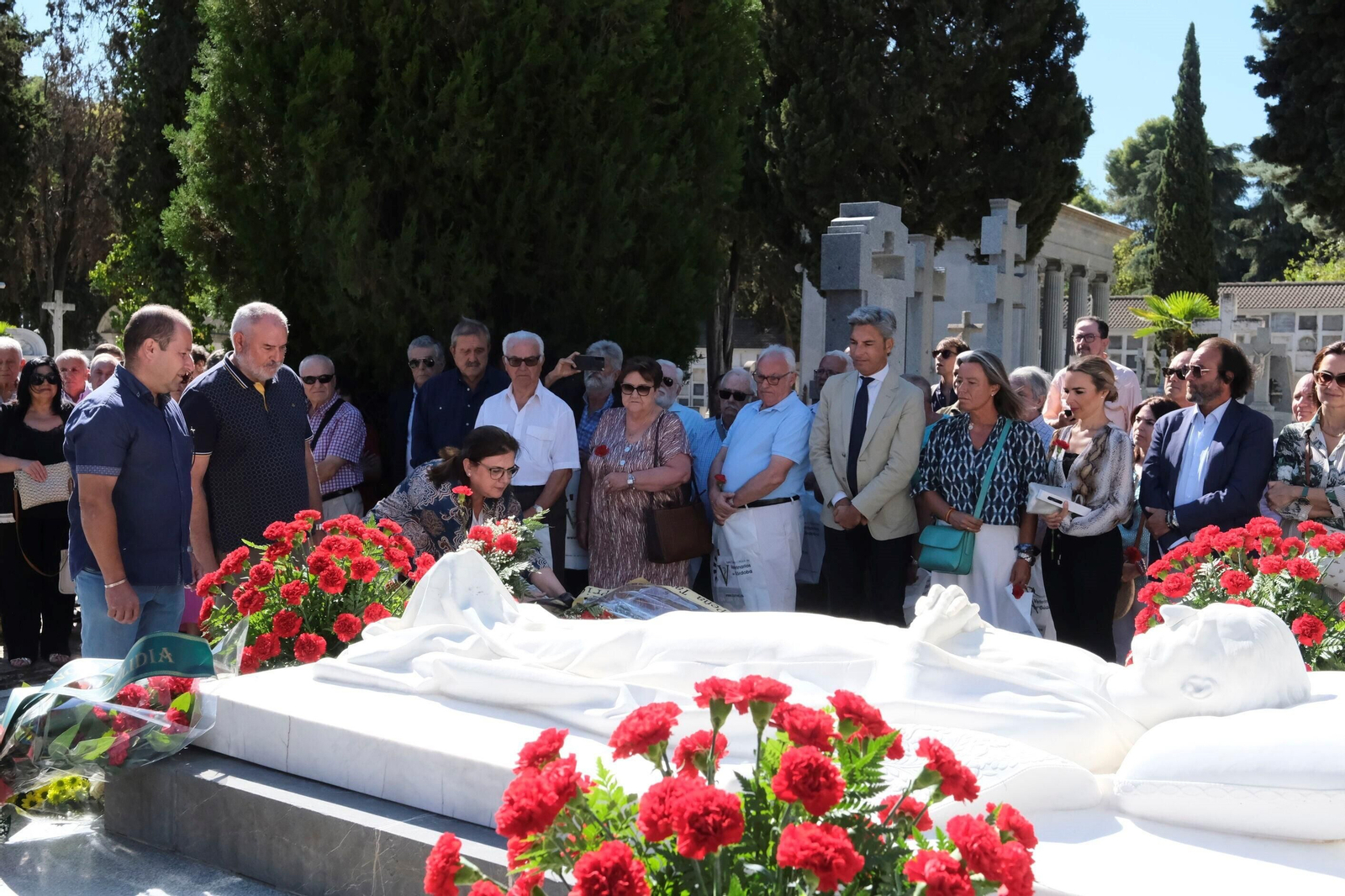 Las fotografías de la ofrenda floral a Manolete en Córdoba: entre claveles rojos y hazañas