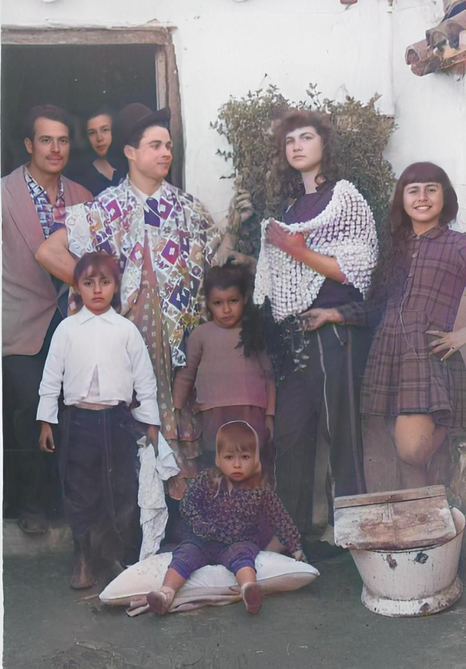 Gonzalico en uno de sus retratos junto a familiares y vecinos.