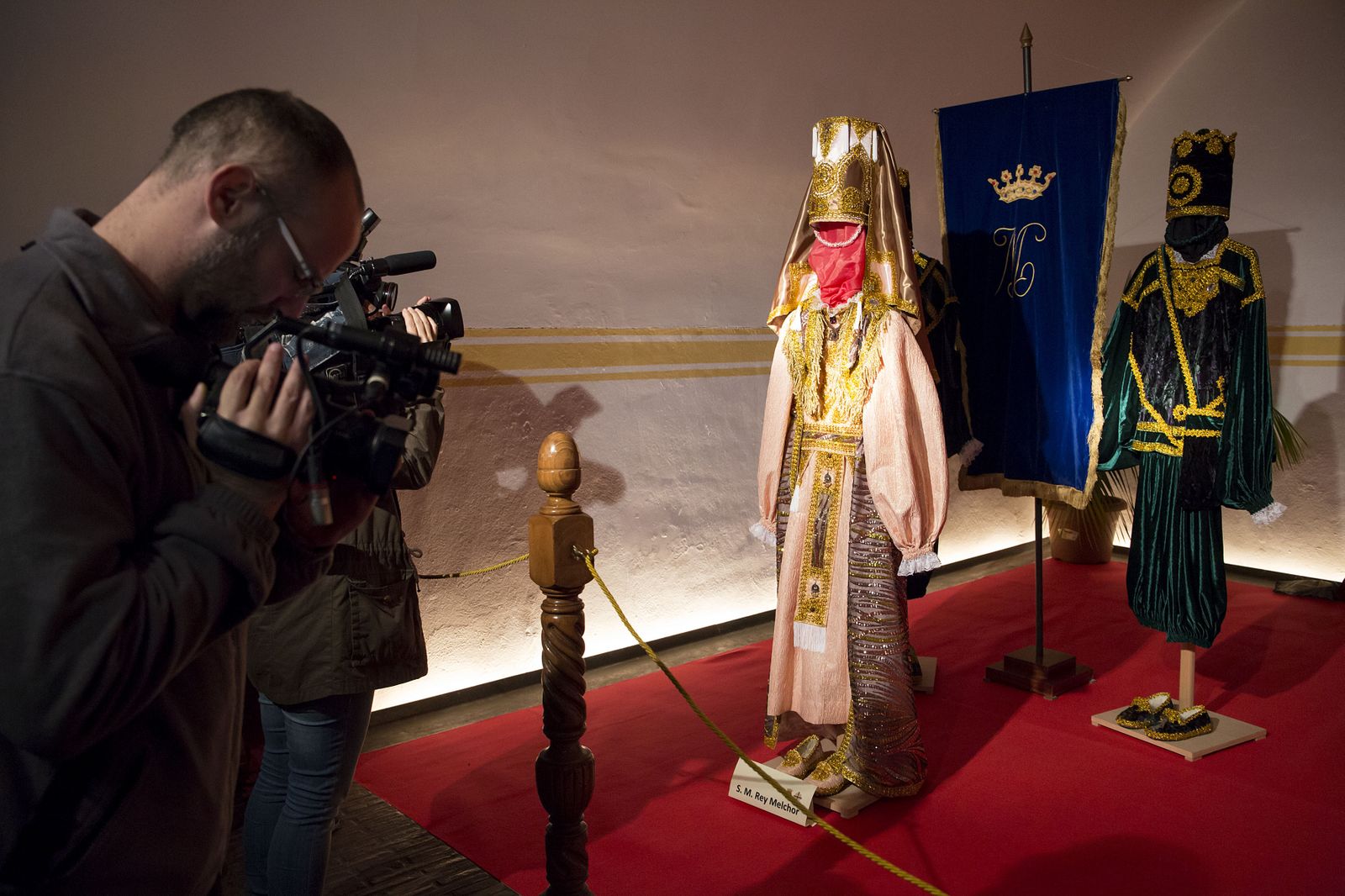 Los representantes de Melchor, Gaspar y Baltasar posan delante de los trajes confeccionados por Sara Luque.