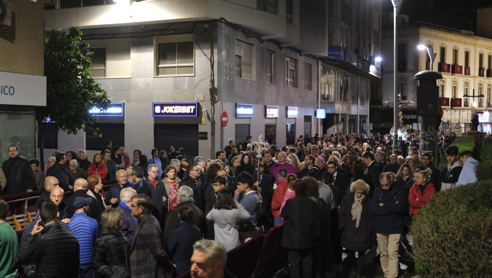 Procesión del Vía Crucis-Cristo de la Escucha en Almería, en imágenes