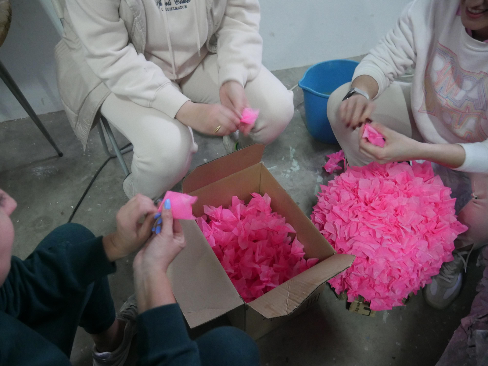 Imágenes de la elaboración de las carrozas tradicionales de Canjáyar