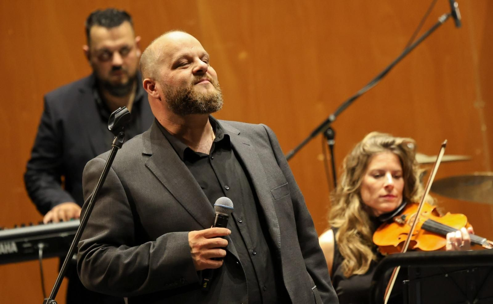 El concierto de David Barrull y la Orquesta Sinfónica de Triana en el Teatro Cervantes, en imágenes