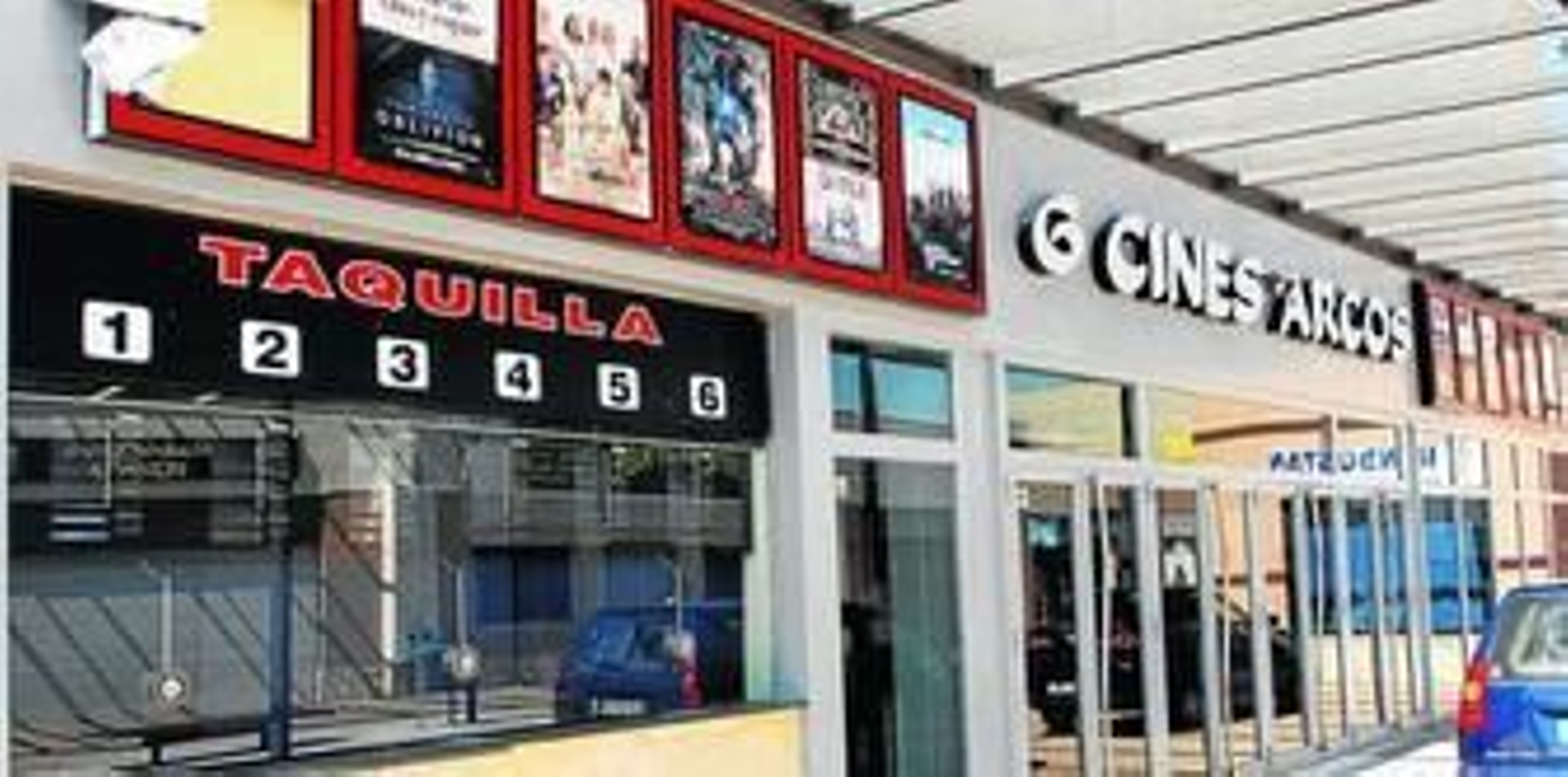 Entrada de los multicines de Arcos, cerrados desde hace unas semanas.