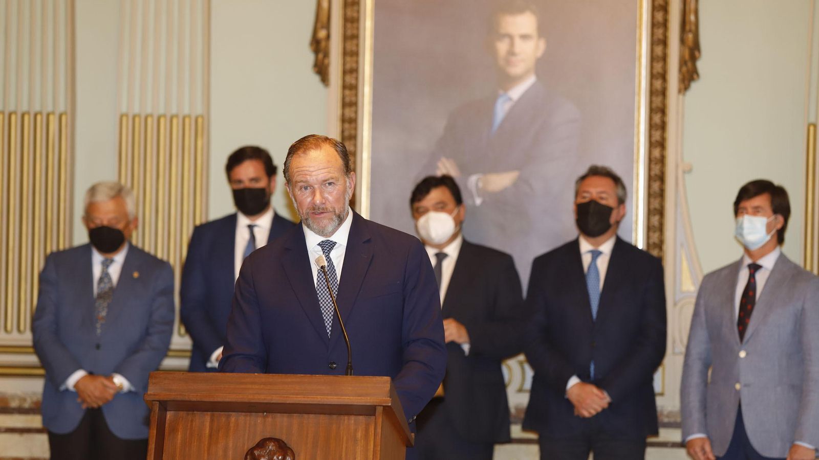 Acto de apoyo al trazado de la línea de AVE Huelva-Sevilla-Faro celebrado en el Ayuntamiento de la capital onubense.