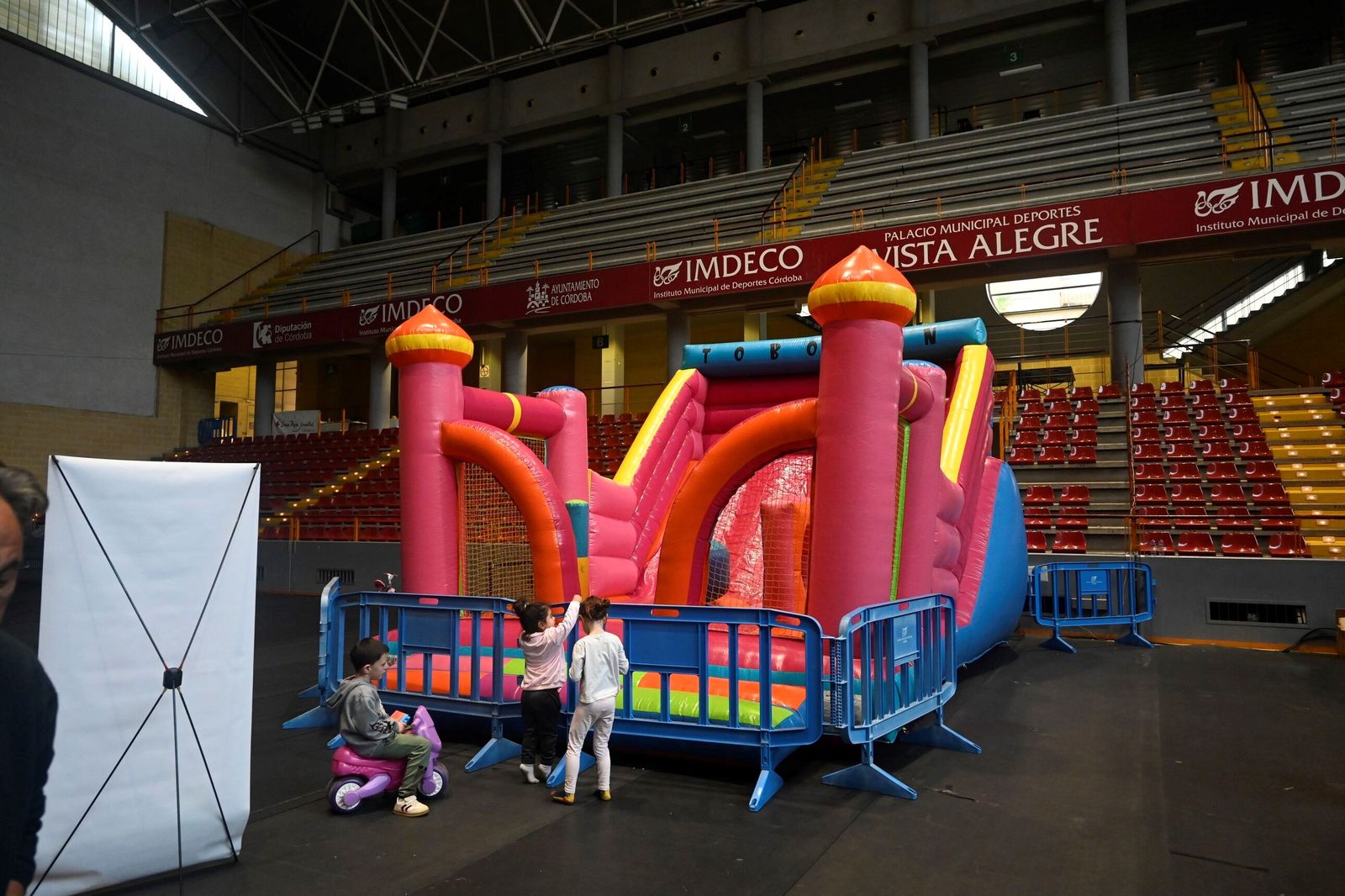 Decenas de desalojados de Córdoba por la crecida del Guadalquivir mantienen la incertidumbre desde Vista Alegre