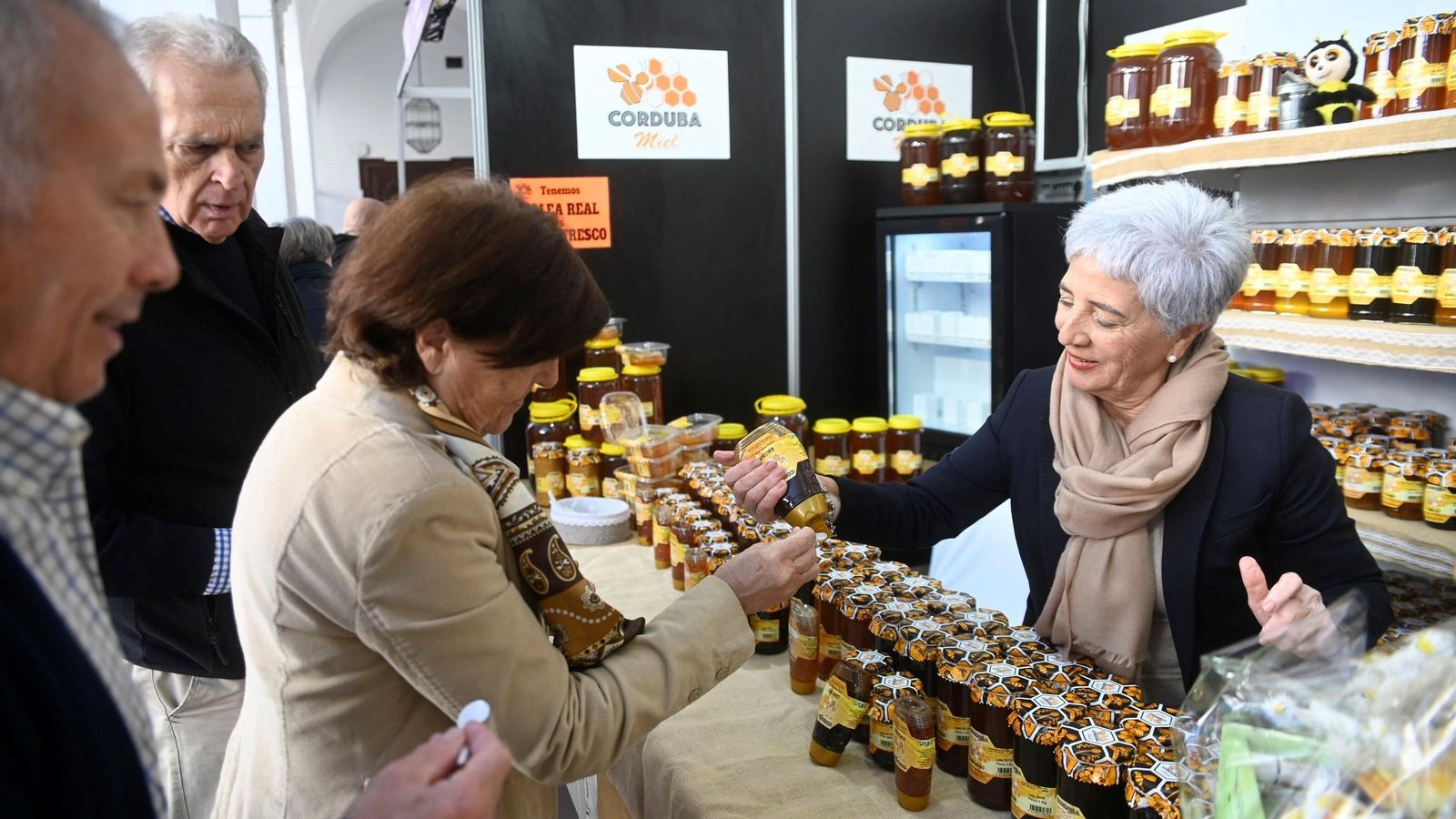 Un expositor con un surtido de mieles en Expomiel 2025.