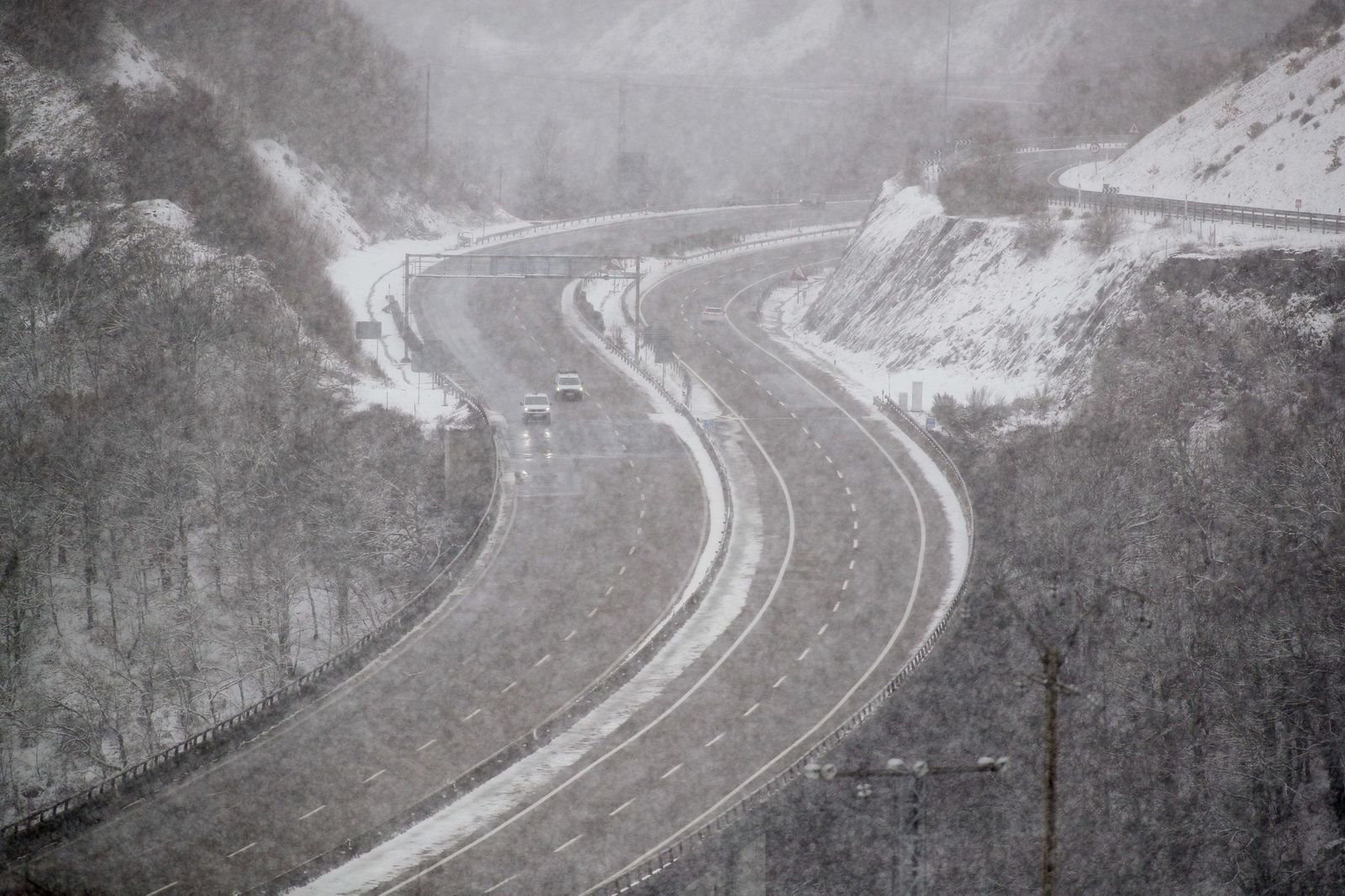 La nieve tiñe de blanco en norte de España