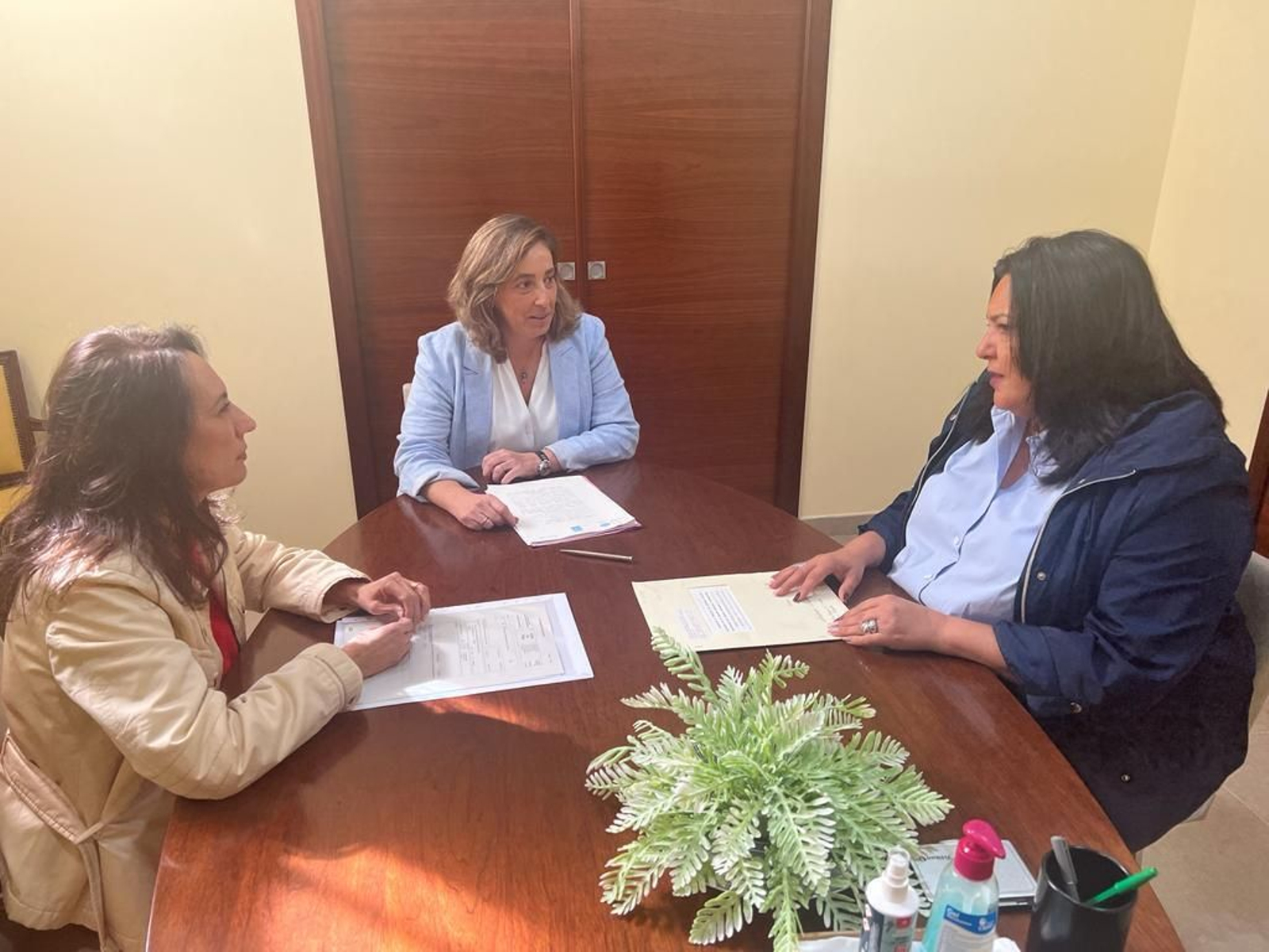 La alcaldesa montoreña, Dolores Amo, con responsables de Cinco.