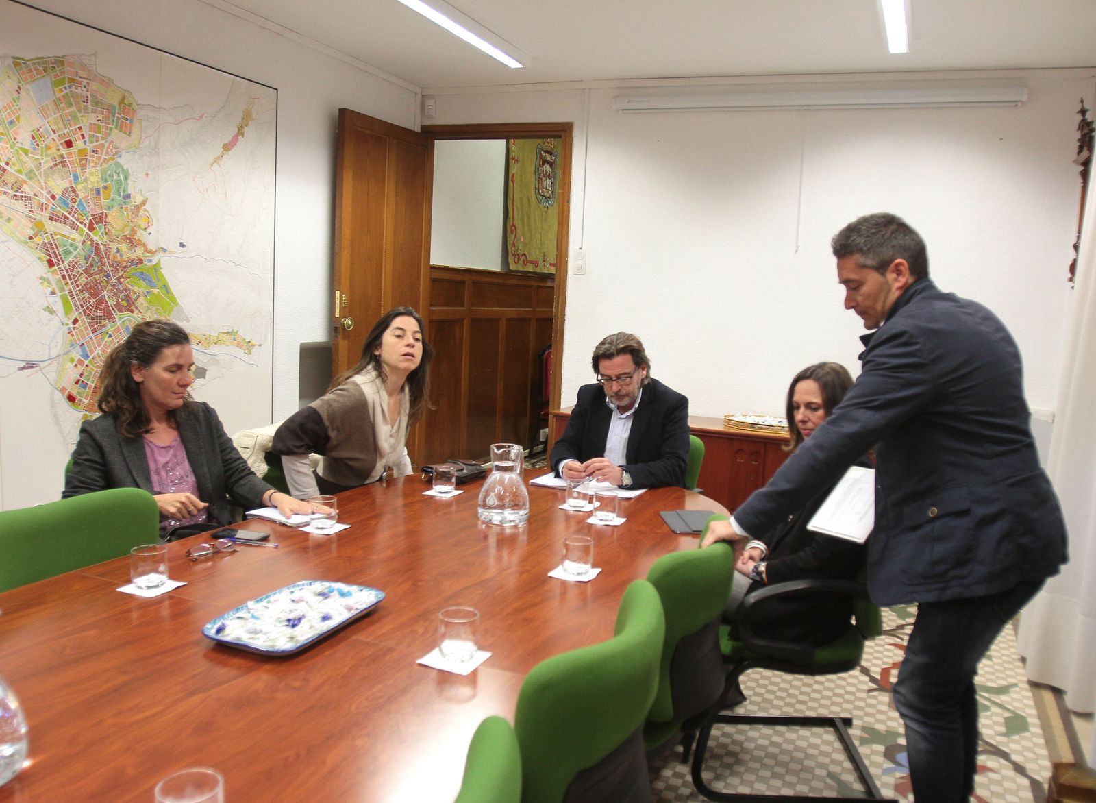 La economía que se cimbreó como un castillo  de naipes