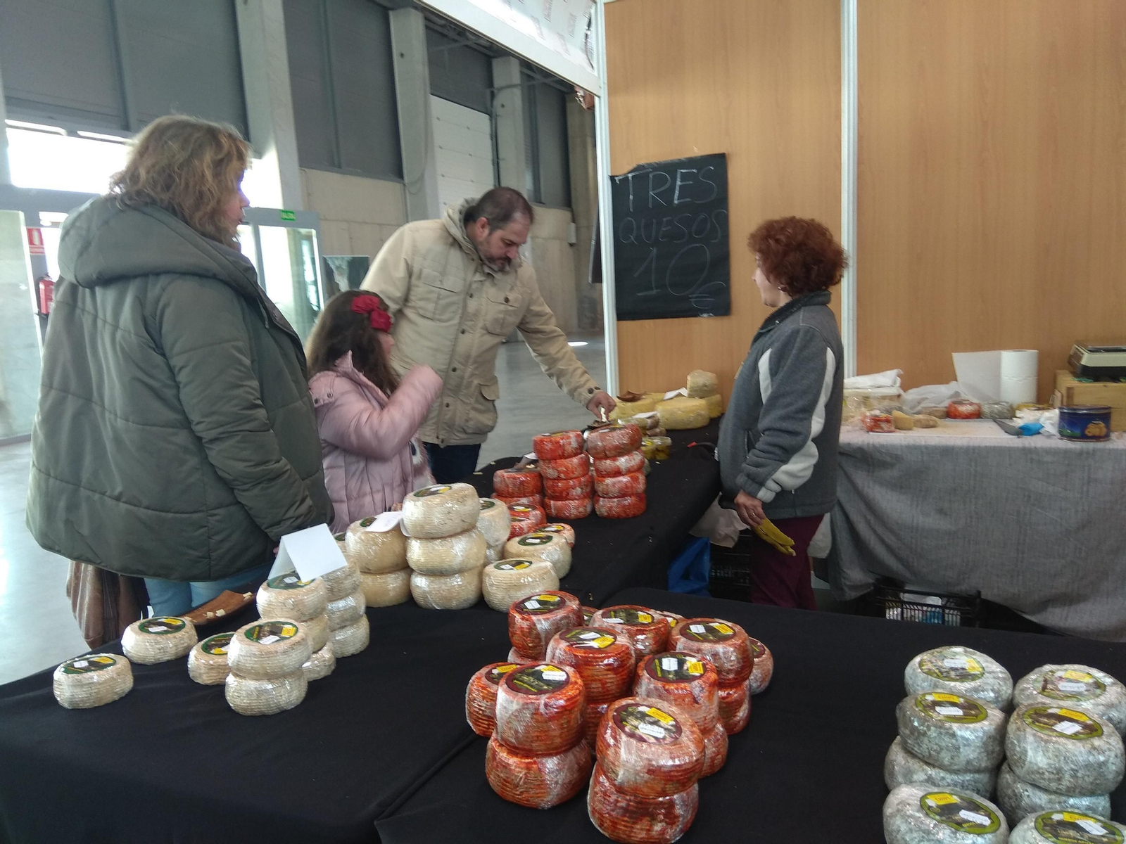 Los visitantes han podido degustar y comprar los productos más tradicionales de la serranía onubense, así como tener acceso a artículos de piel, madera, textil o bisutería elaborados de modo artesanal.