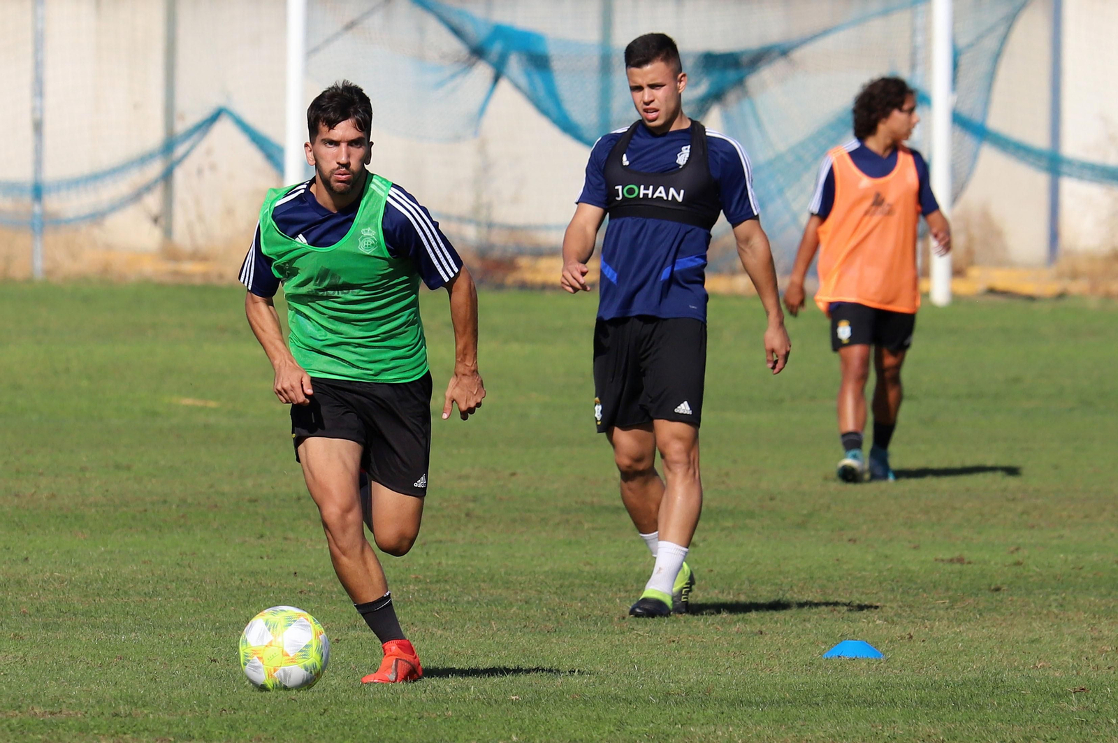 Víctor Barroso conduce el balón en un entrenamiento del Recre