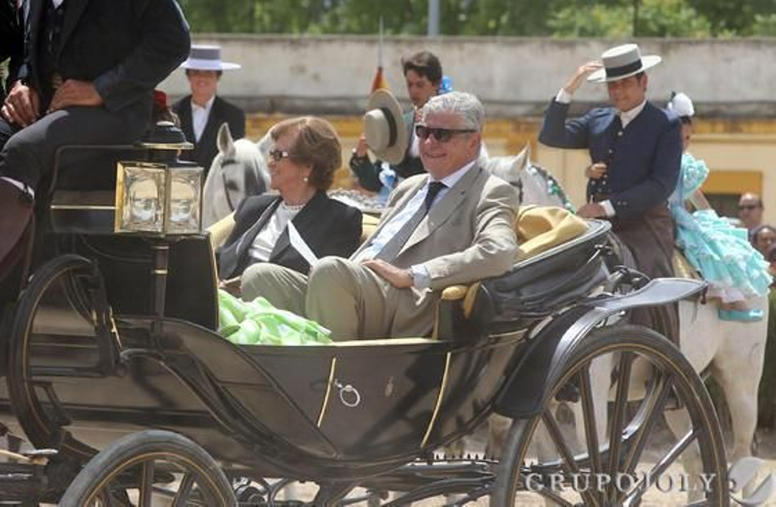La llegada fue como mandan los cánones: en bellos enganches jerezanos.

Foto: Miguel Angel Gonzalez