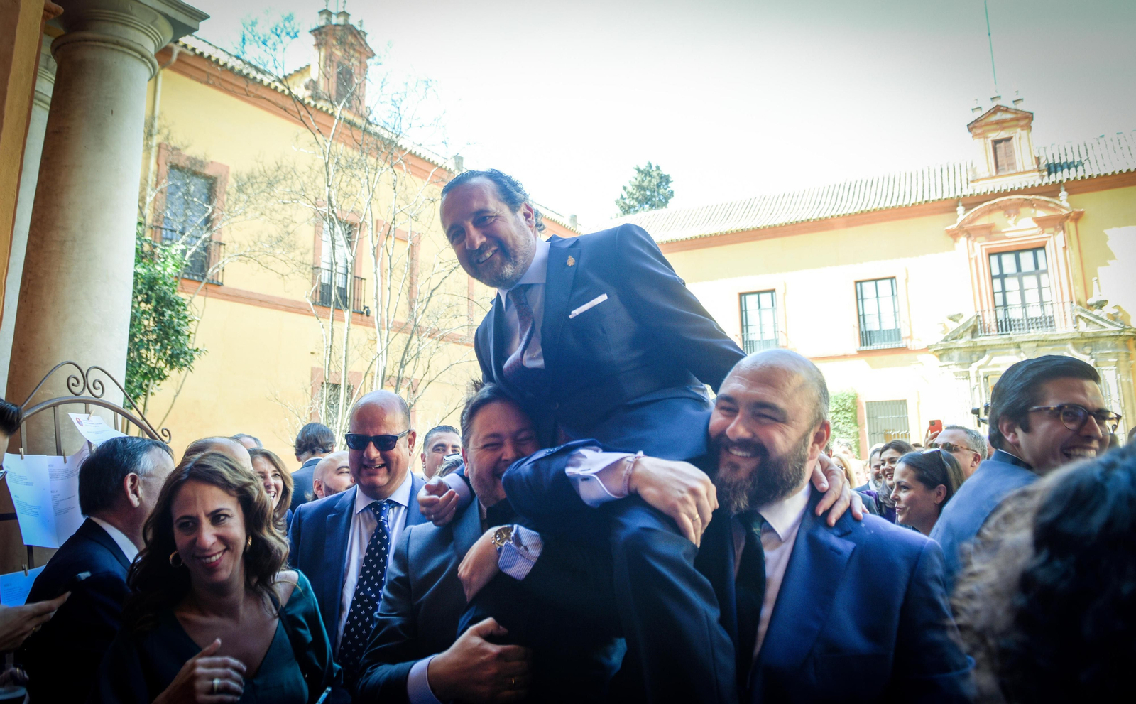 El pregonero Enrique Casellas es llevado a hombros al interior de los salones del Real Alcázar.